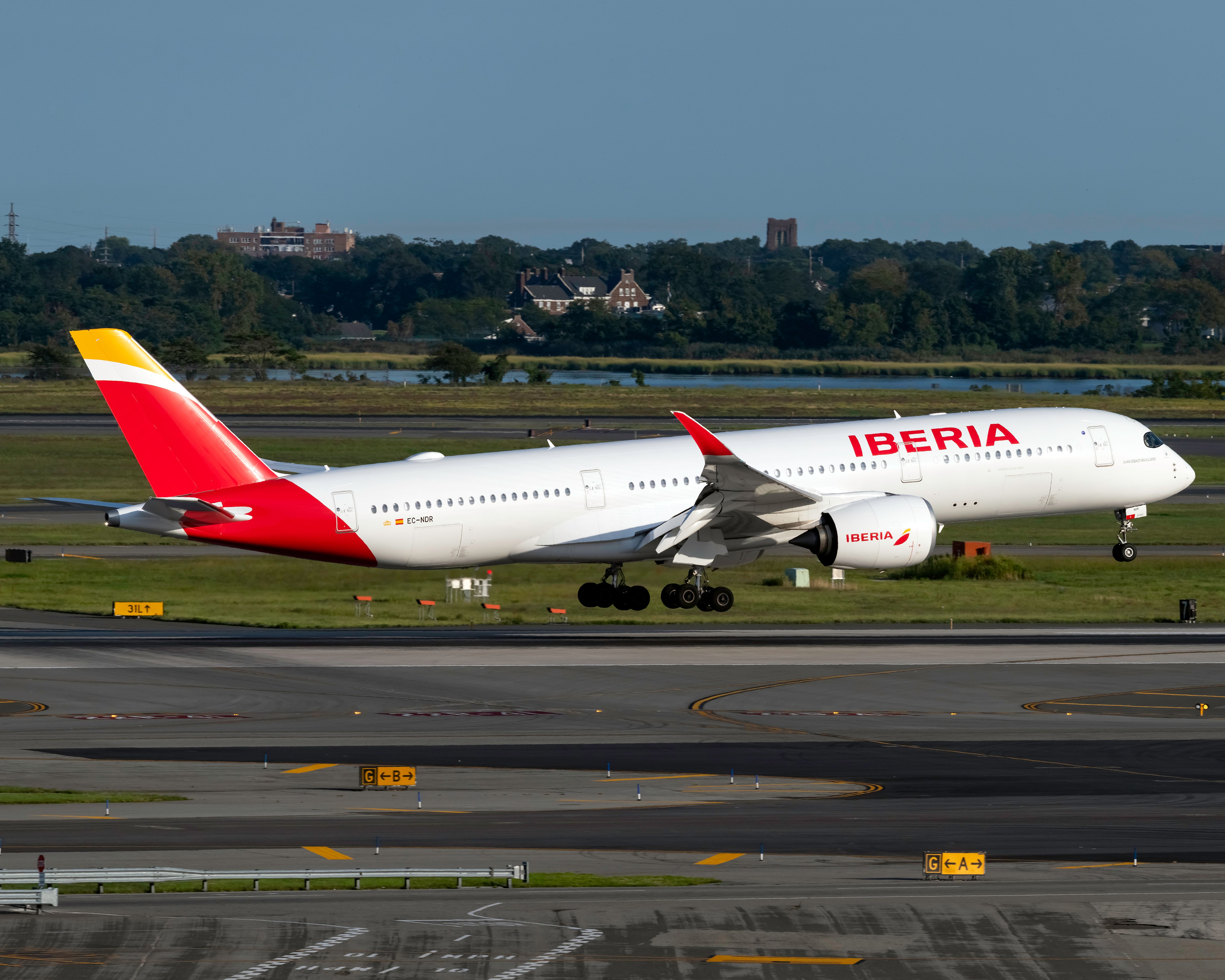 Iberia Airbus A350-941 EC-NDR (1)