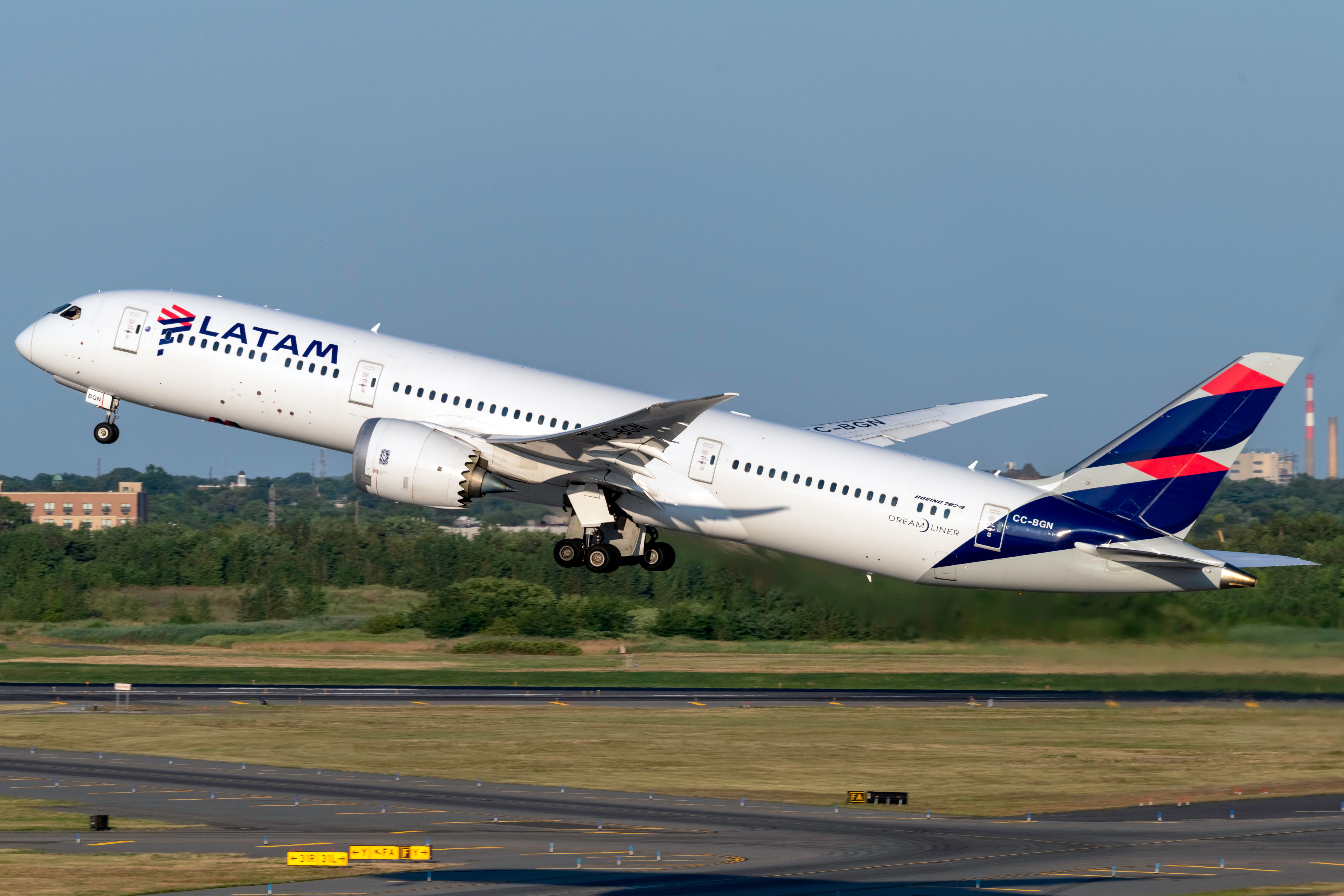 A LATAM Airlines Boeing 787-9