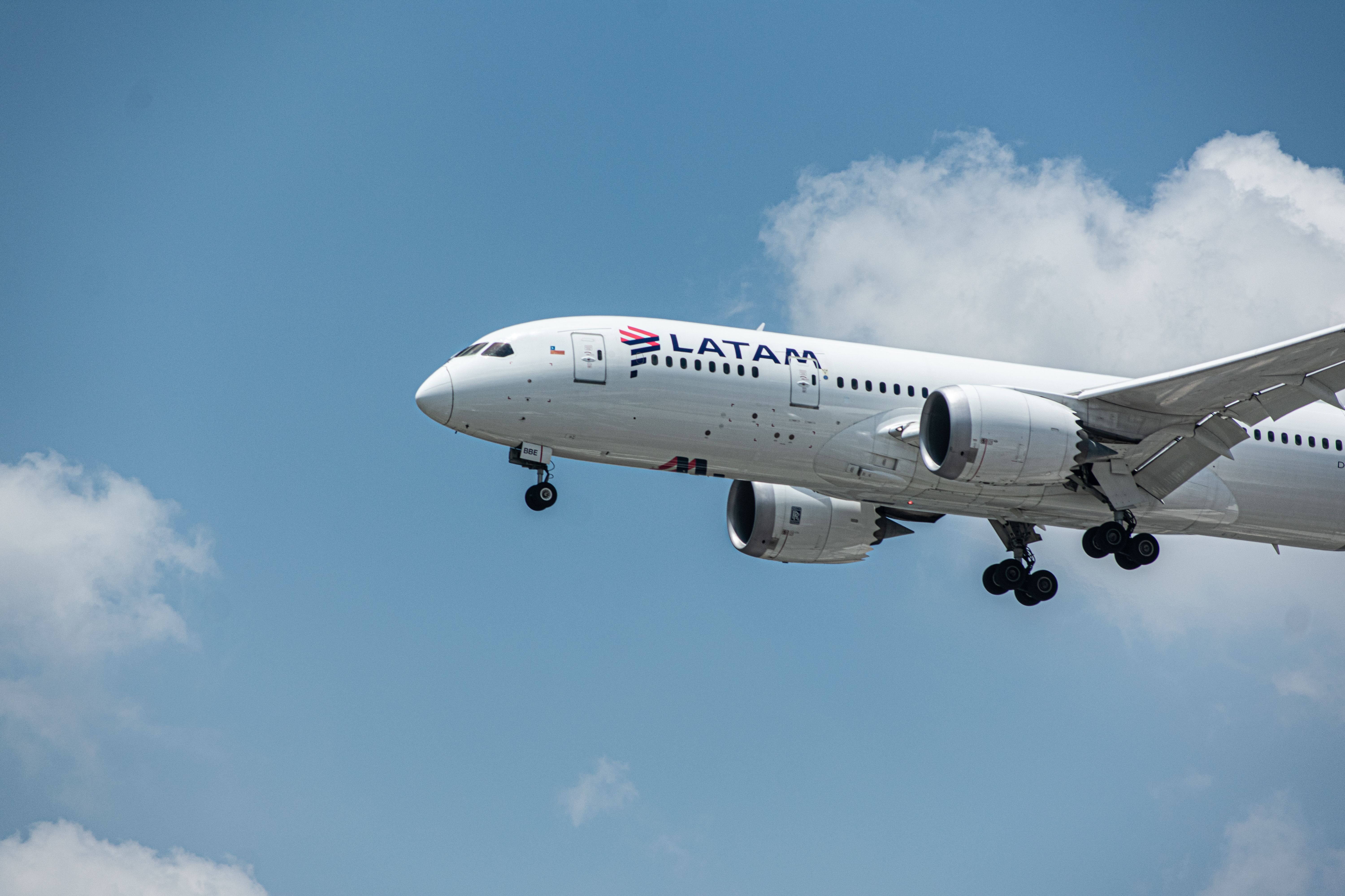 LATAM Boeing 787 landing at GRU