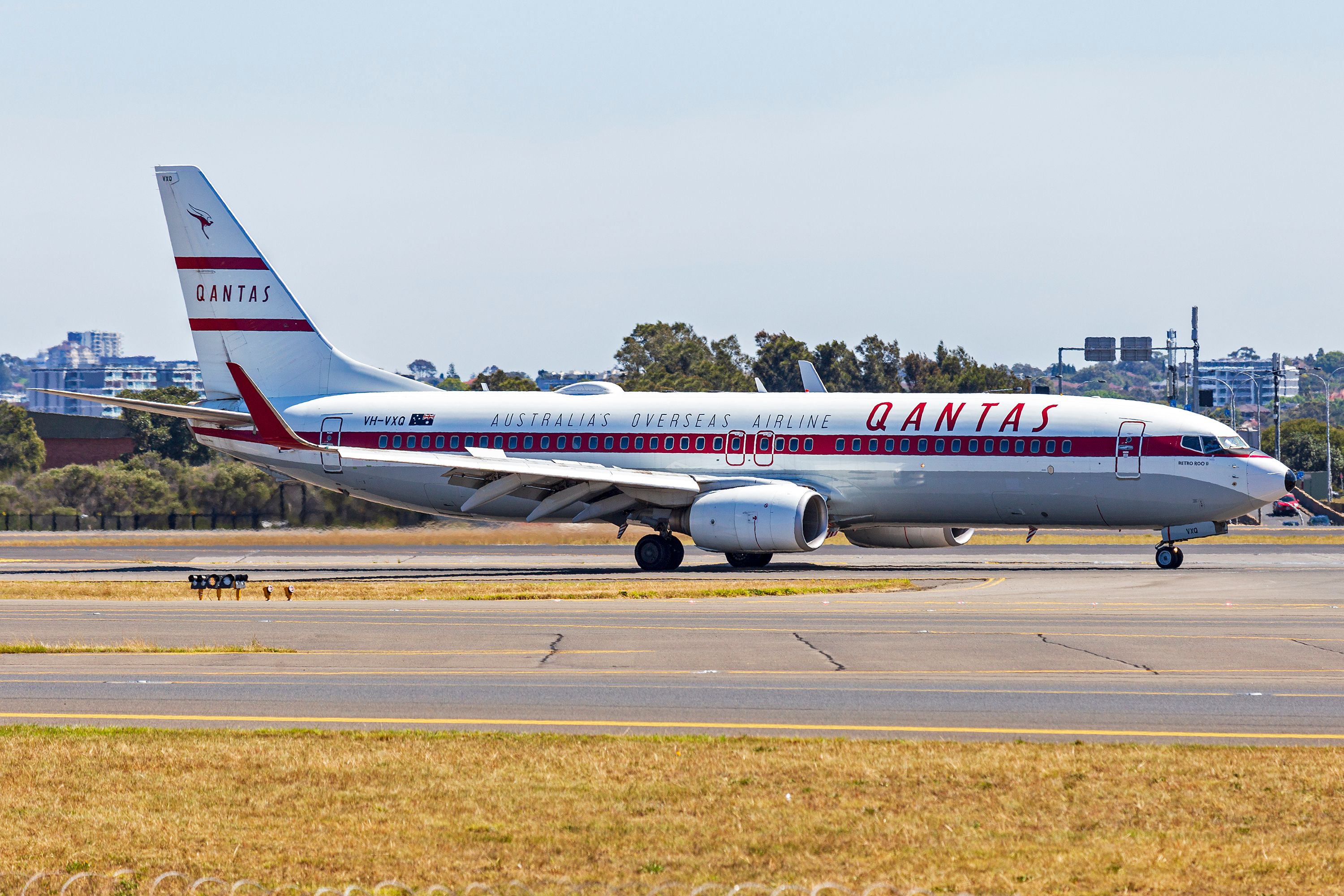 Qantas_(VH-VXQ)_Boeing_737-838(WL)__Retro_Roo_II__taxiing_at_Sydney_Airport_(2)