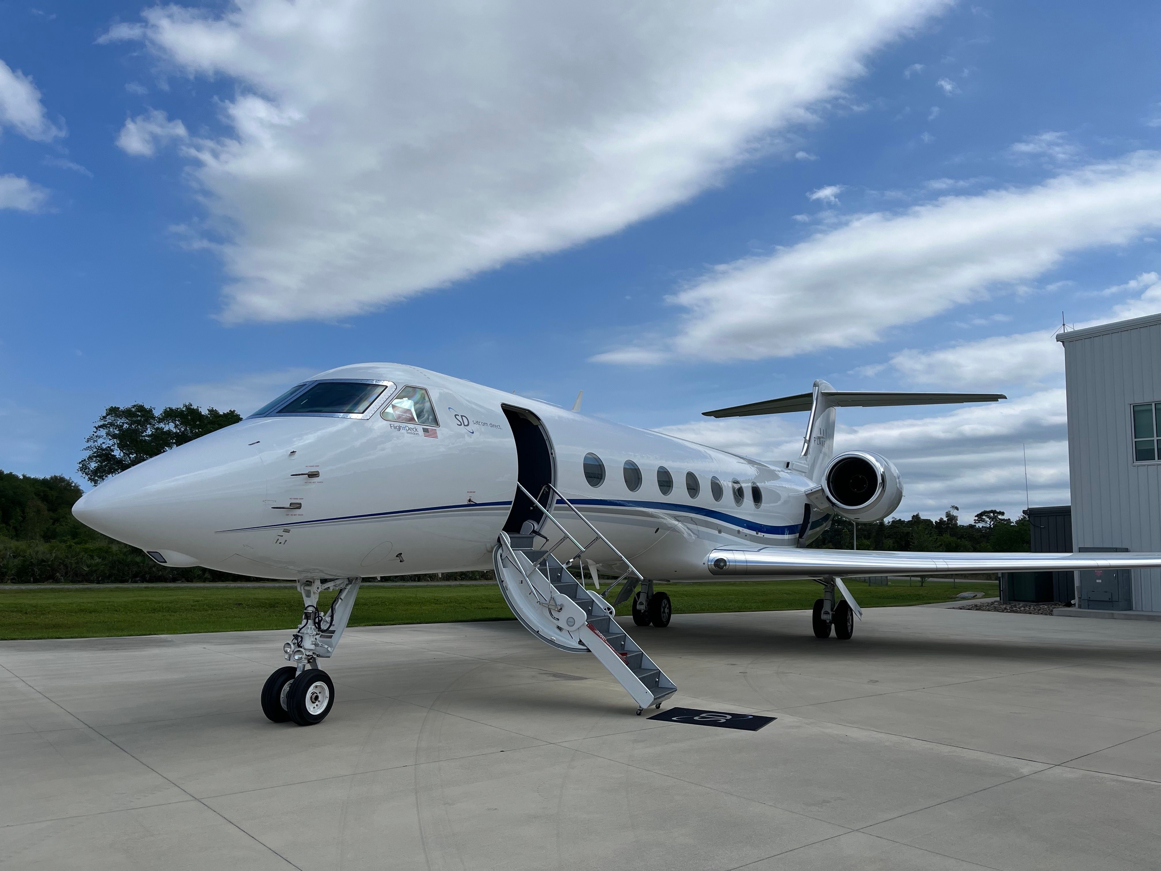 Satcom Direct Gulfstream G550 equipped with Plane Simple antenna 