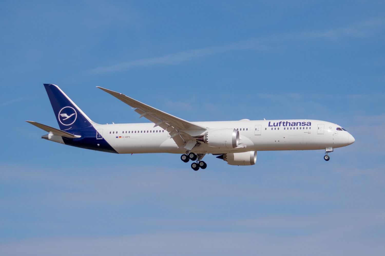 Lufthansa Boeing 787 landing in Frankfurt