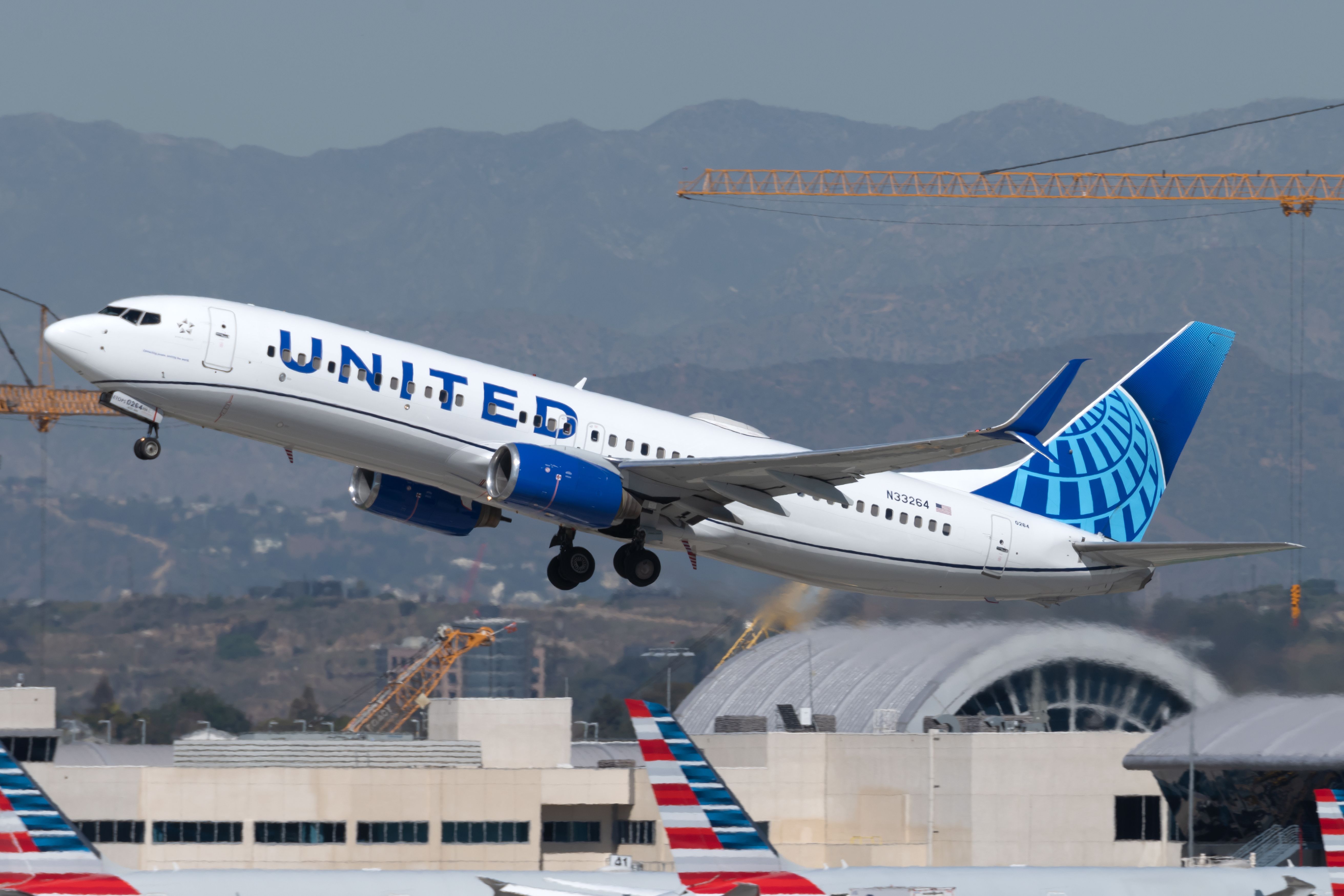 United Airlines Boeing 737-800 at Los Angeles International Airport