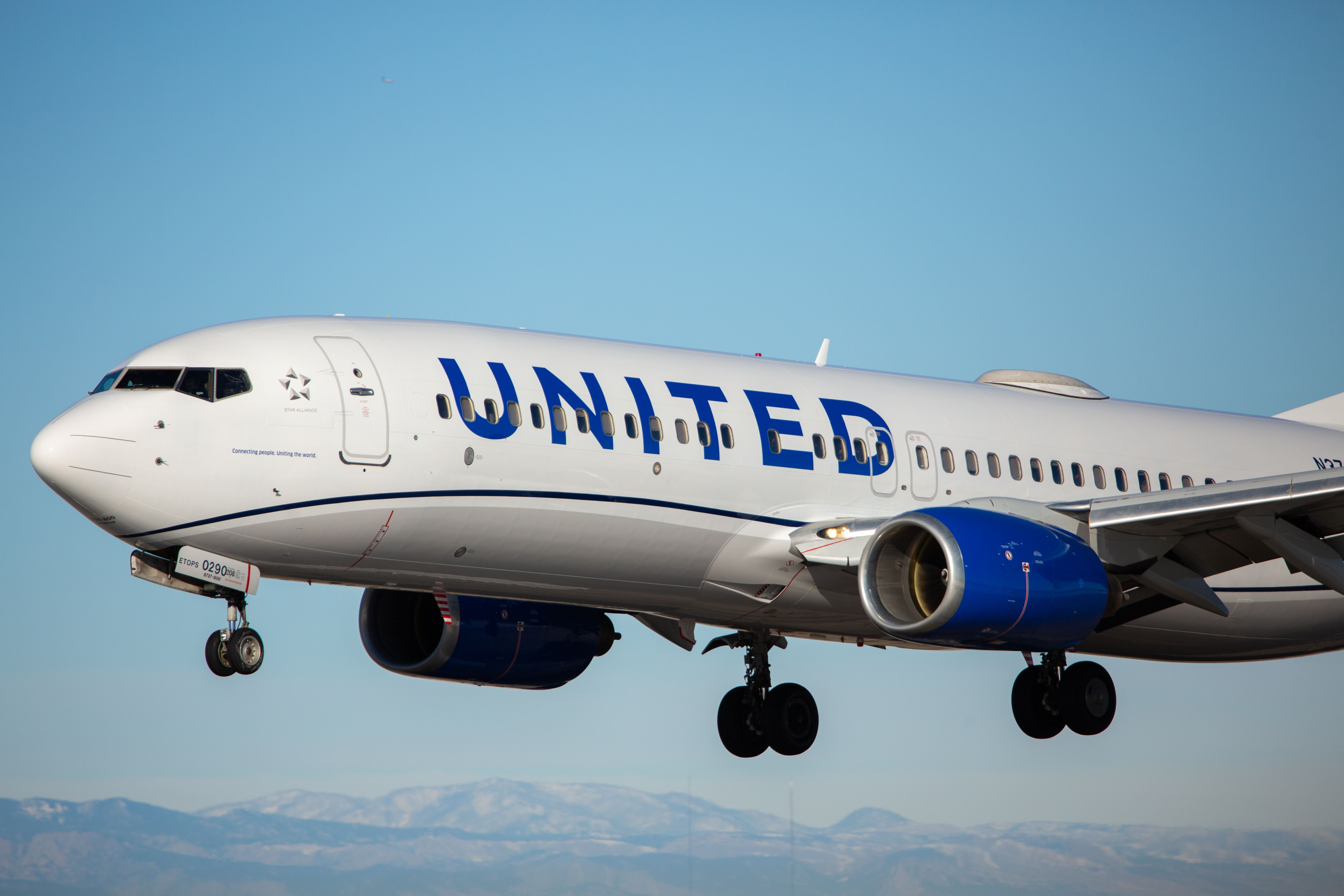 United Airlines Boeing 737 Landing