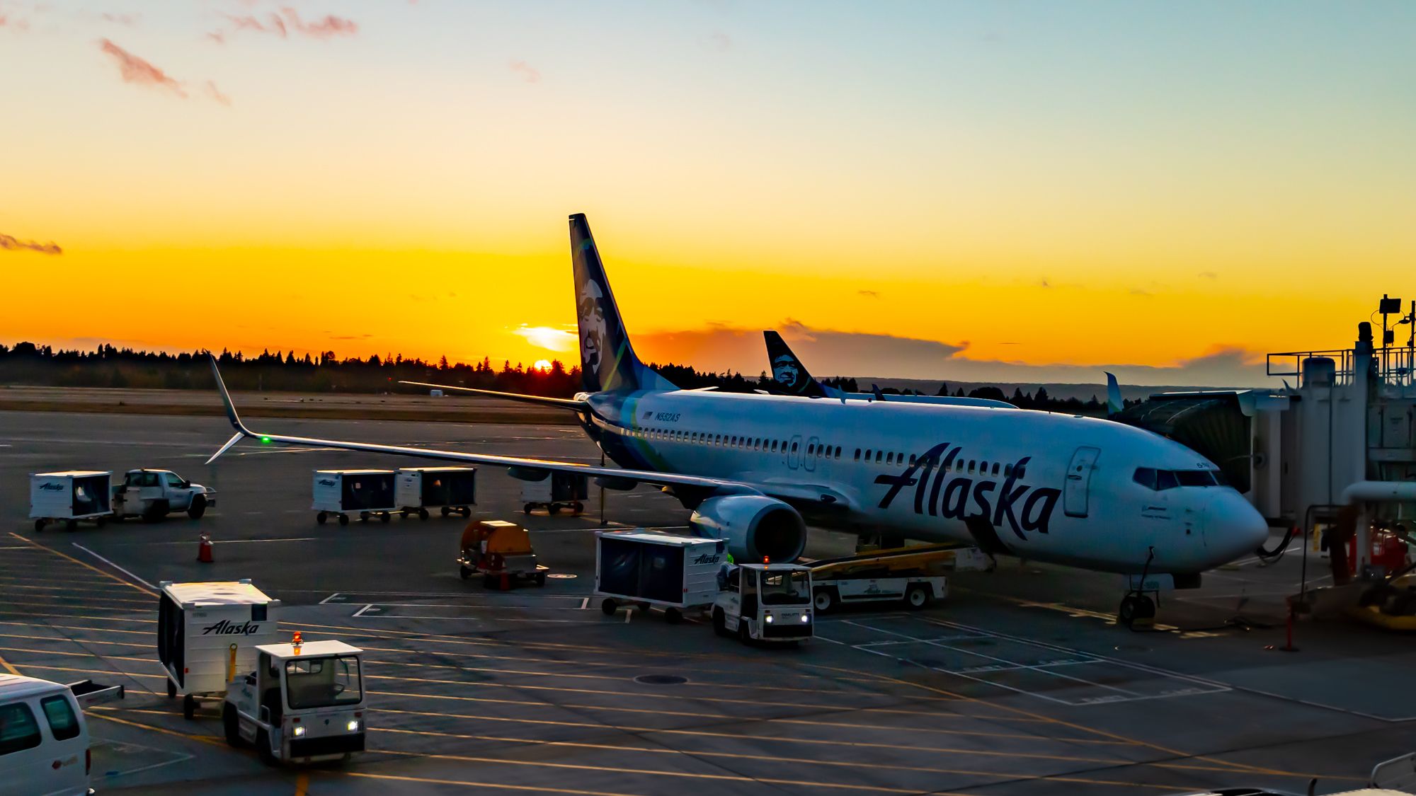 Alaska Airlines Boeing 737-890(WL) at the KSEA Gate