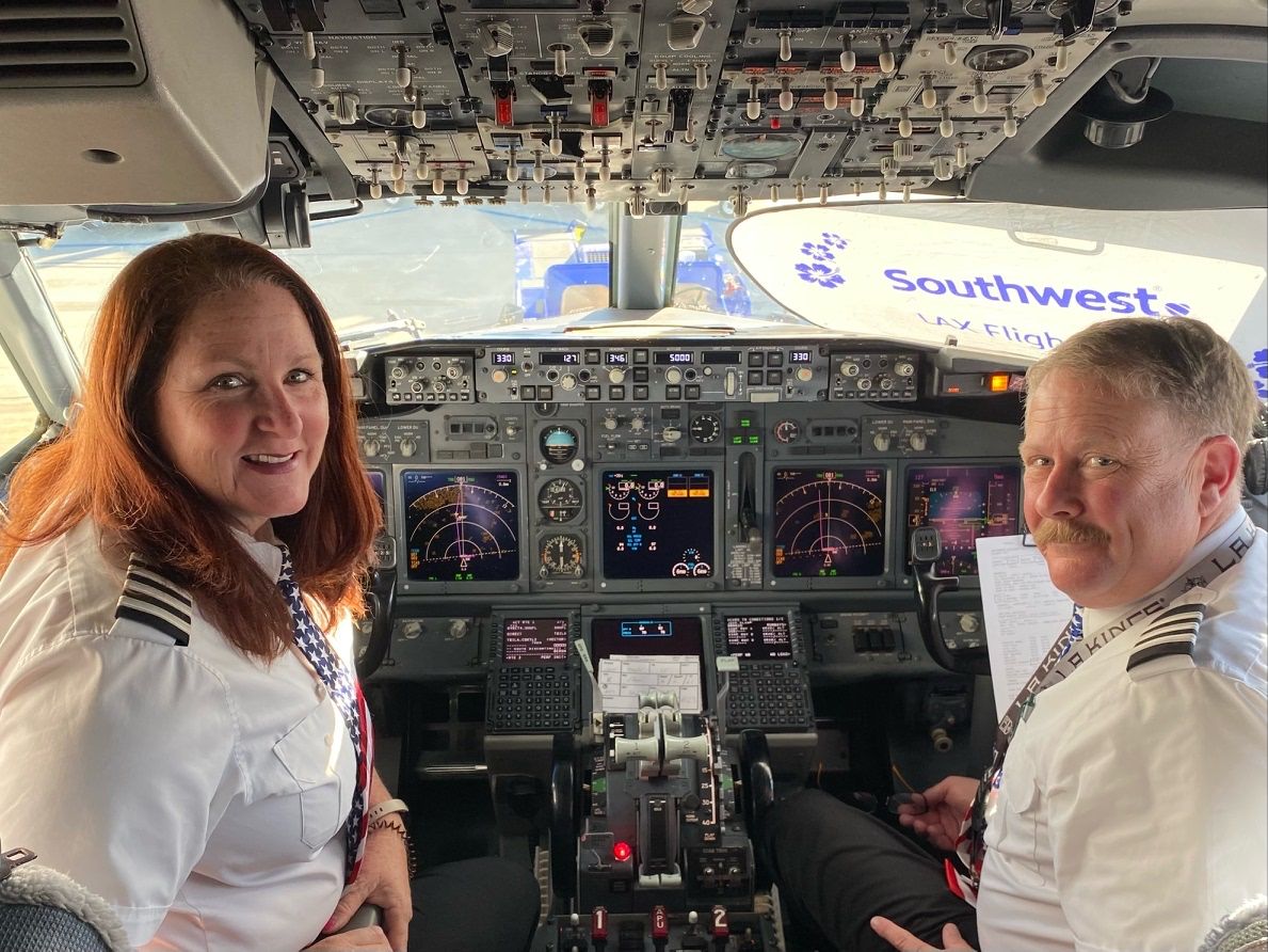 Brother & Sister Pilot Southwest Boeing 737 Flight Together