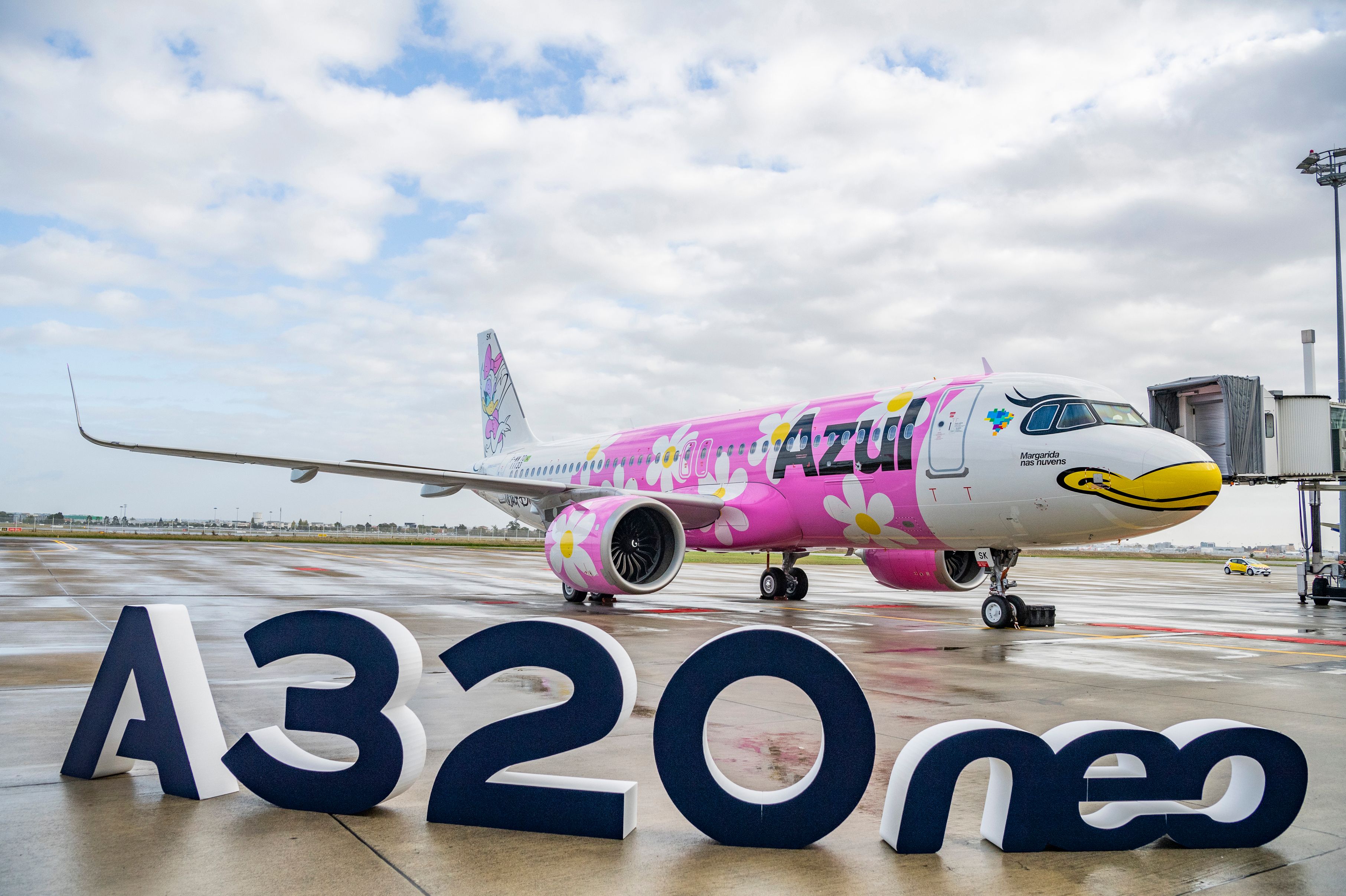 An Azul Airbus A320neo painted with a Daisy livery 