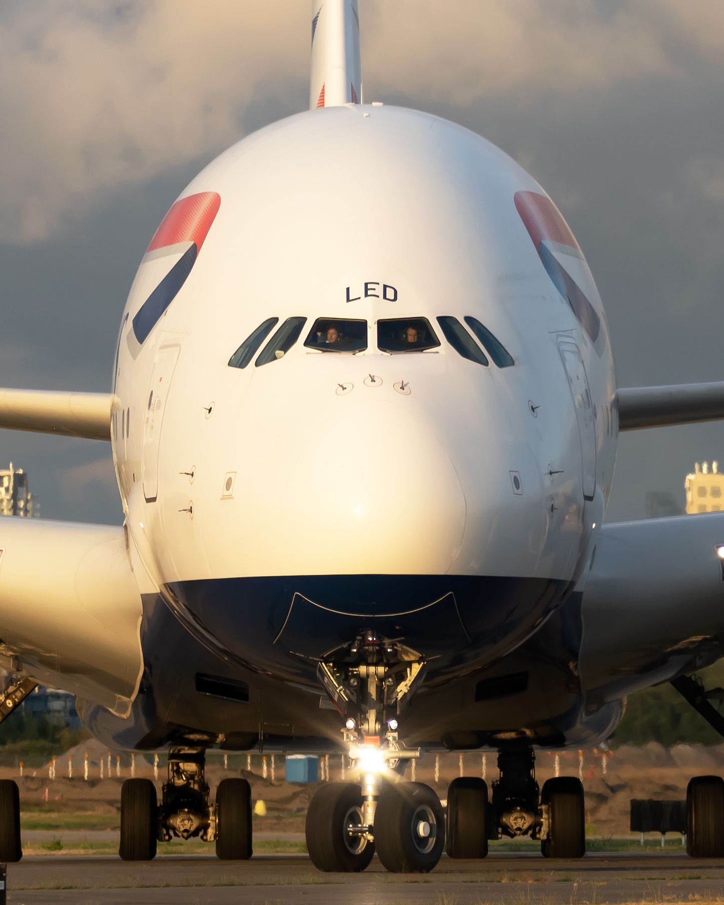 British Airways Airbus A380-841 G-XLED (1)