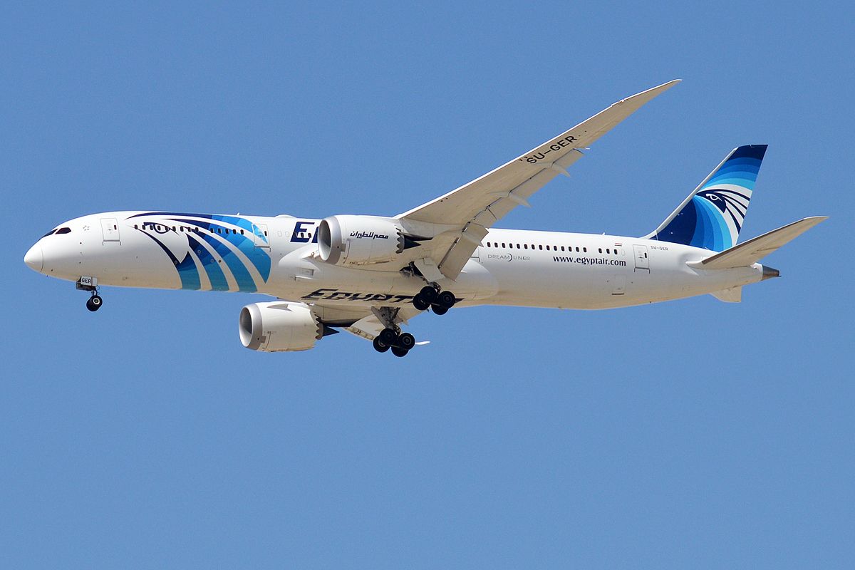 EgyptAir Boeing 787-9 landing
