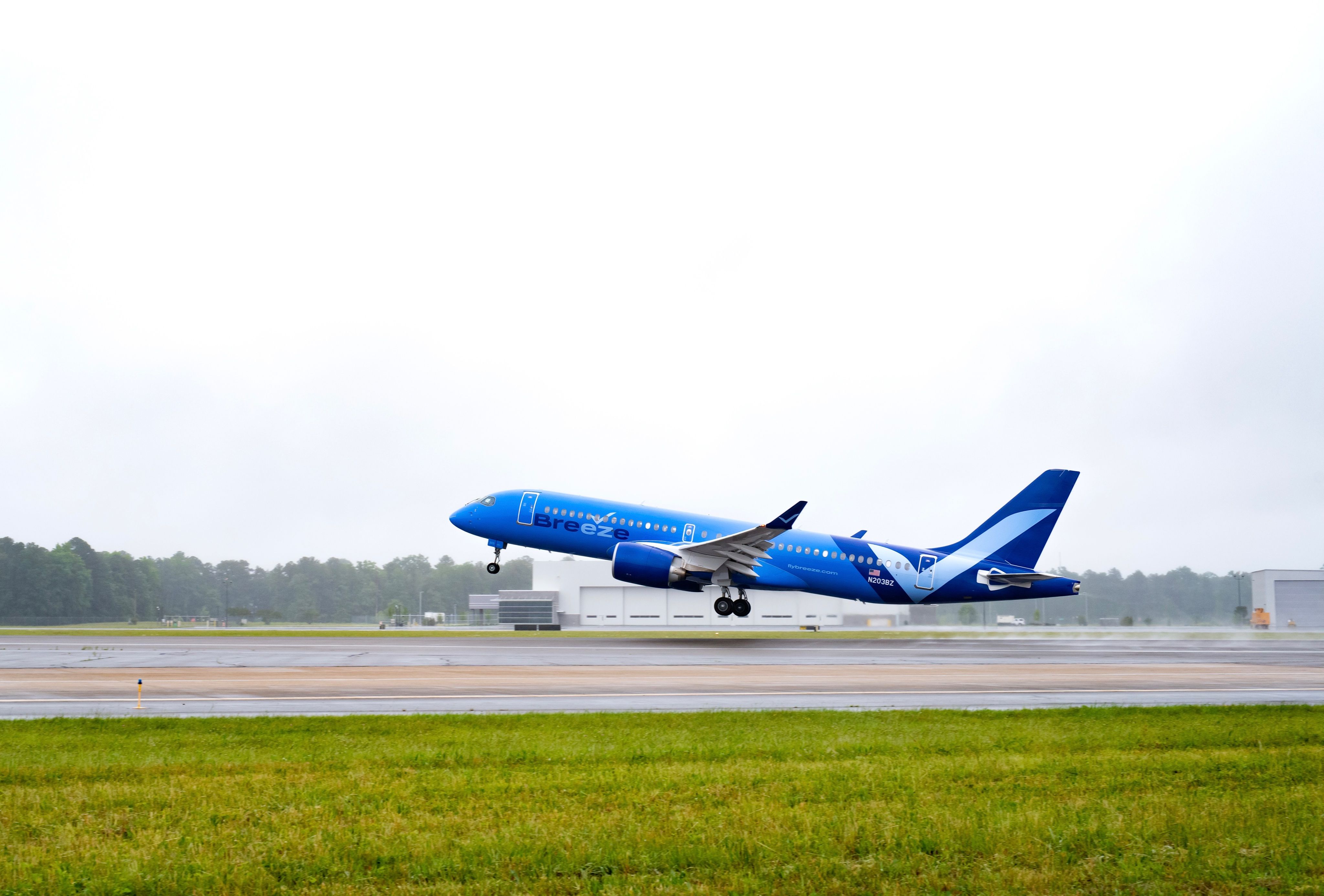 Breeze Airways A220-300 taking off