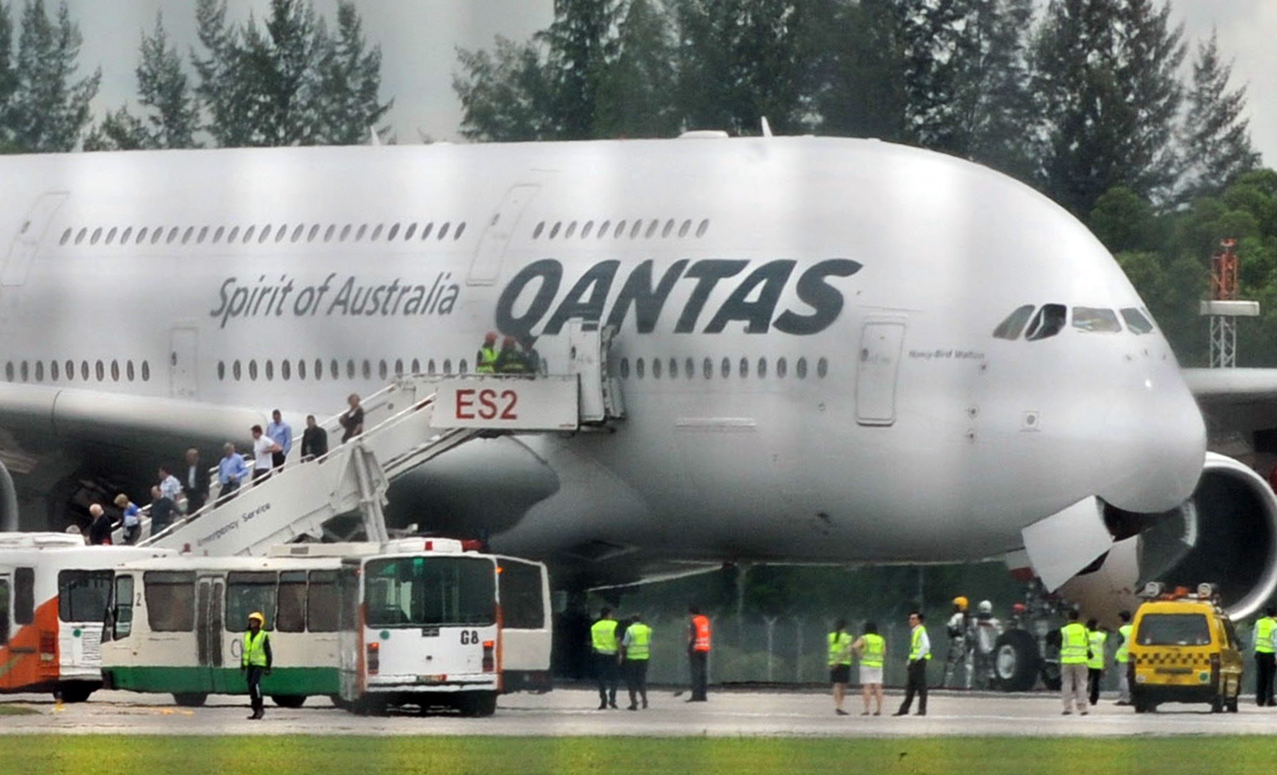 Qantas Flight 32 Deplaning
