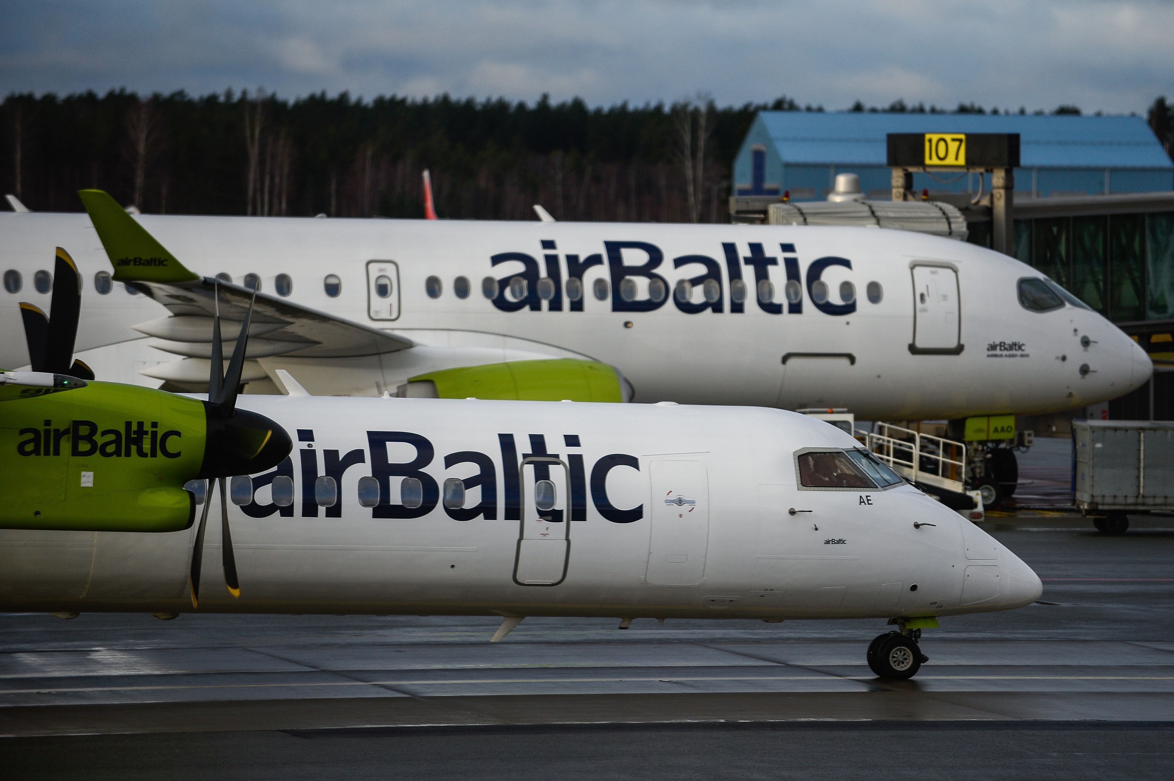 An Air Baltic dash 8