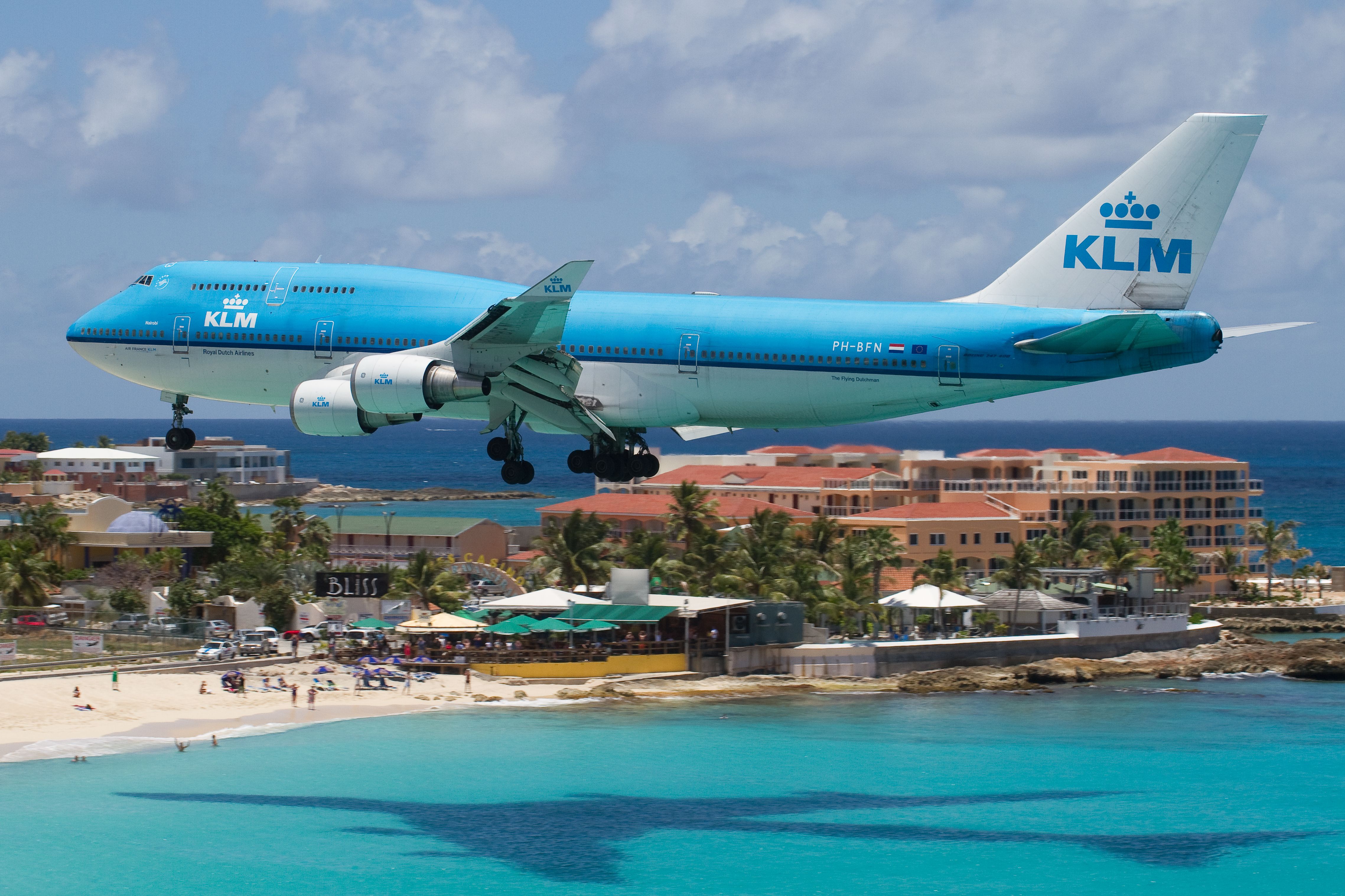 KLM 747 landing in the caribbean 