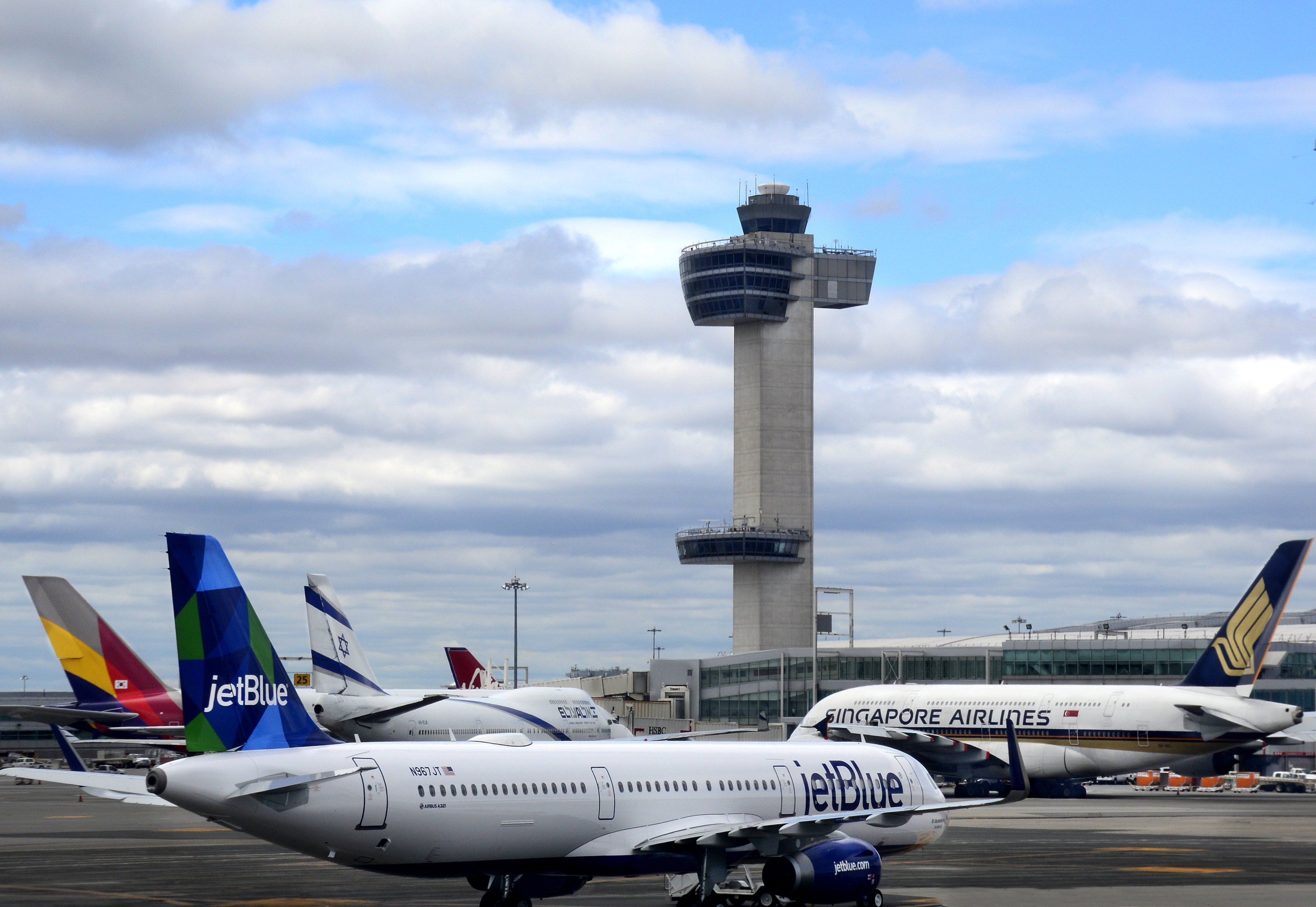 JetBlue and Singapore Airlines on tarmac at JFK
