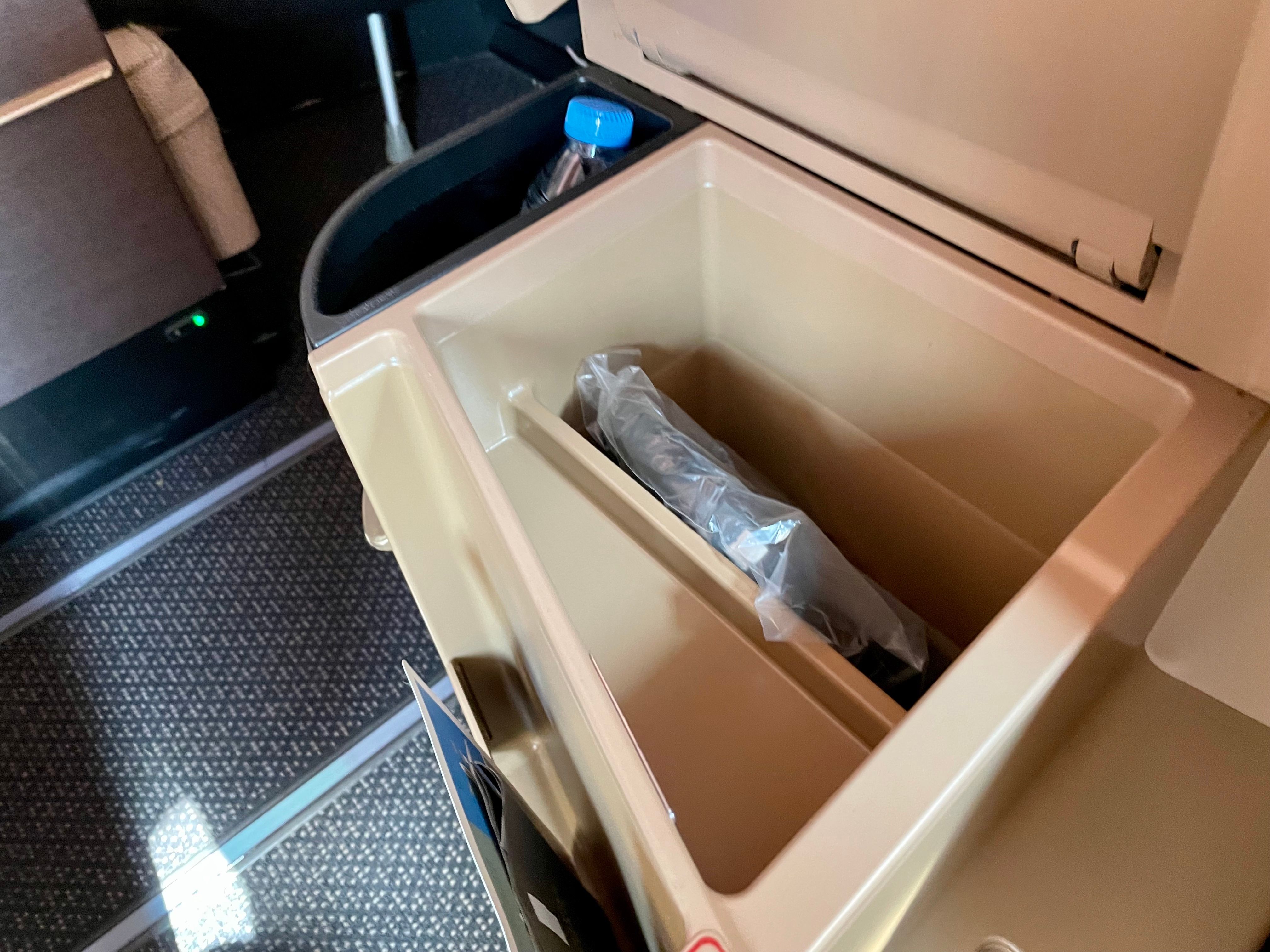 Etihad Boeing 787 business class storage