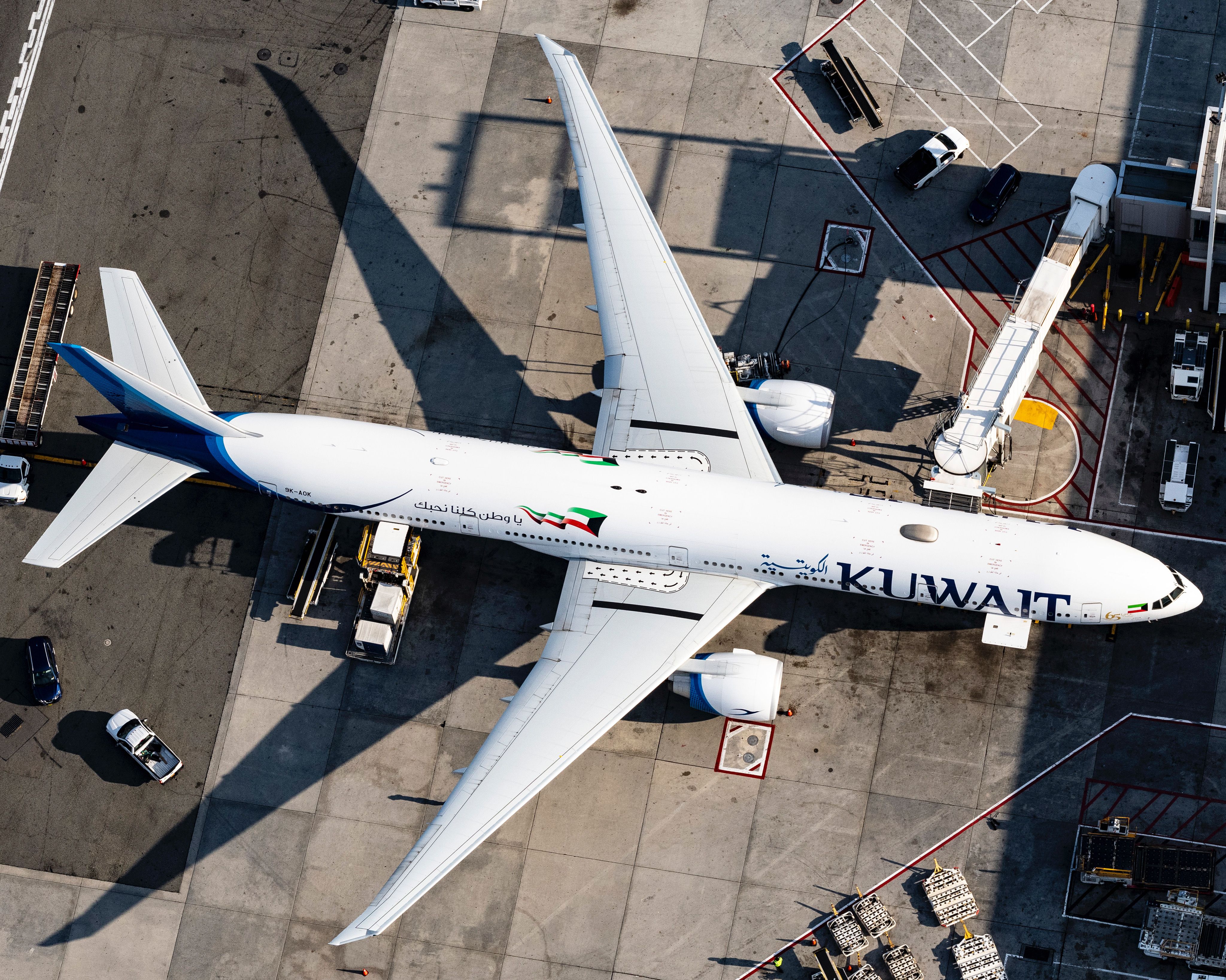 Kuwait Airways Boeing 777-369(ER) 9K-AOK (2)