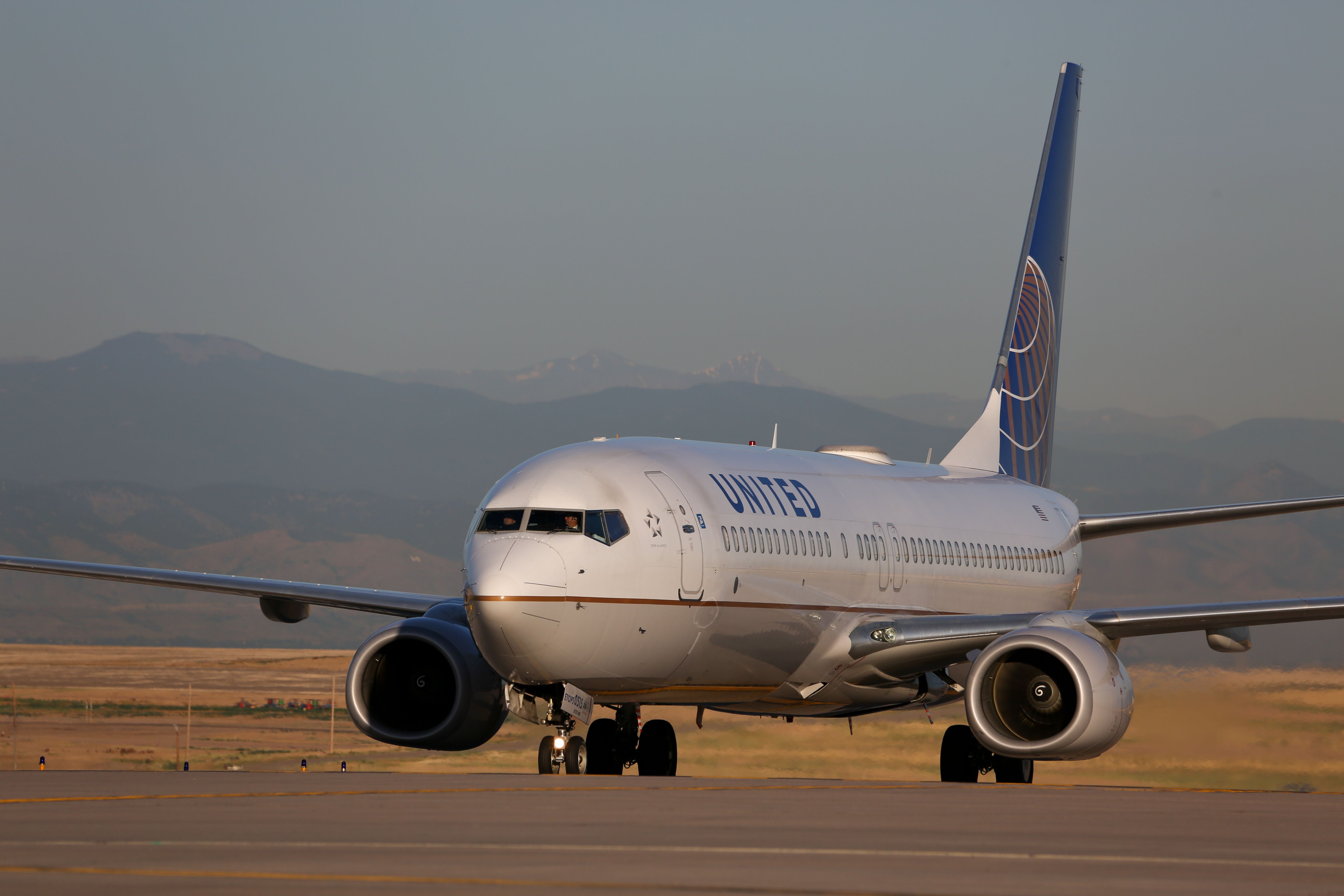 United Airlines Boeing 737 on taxiway