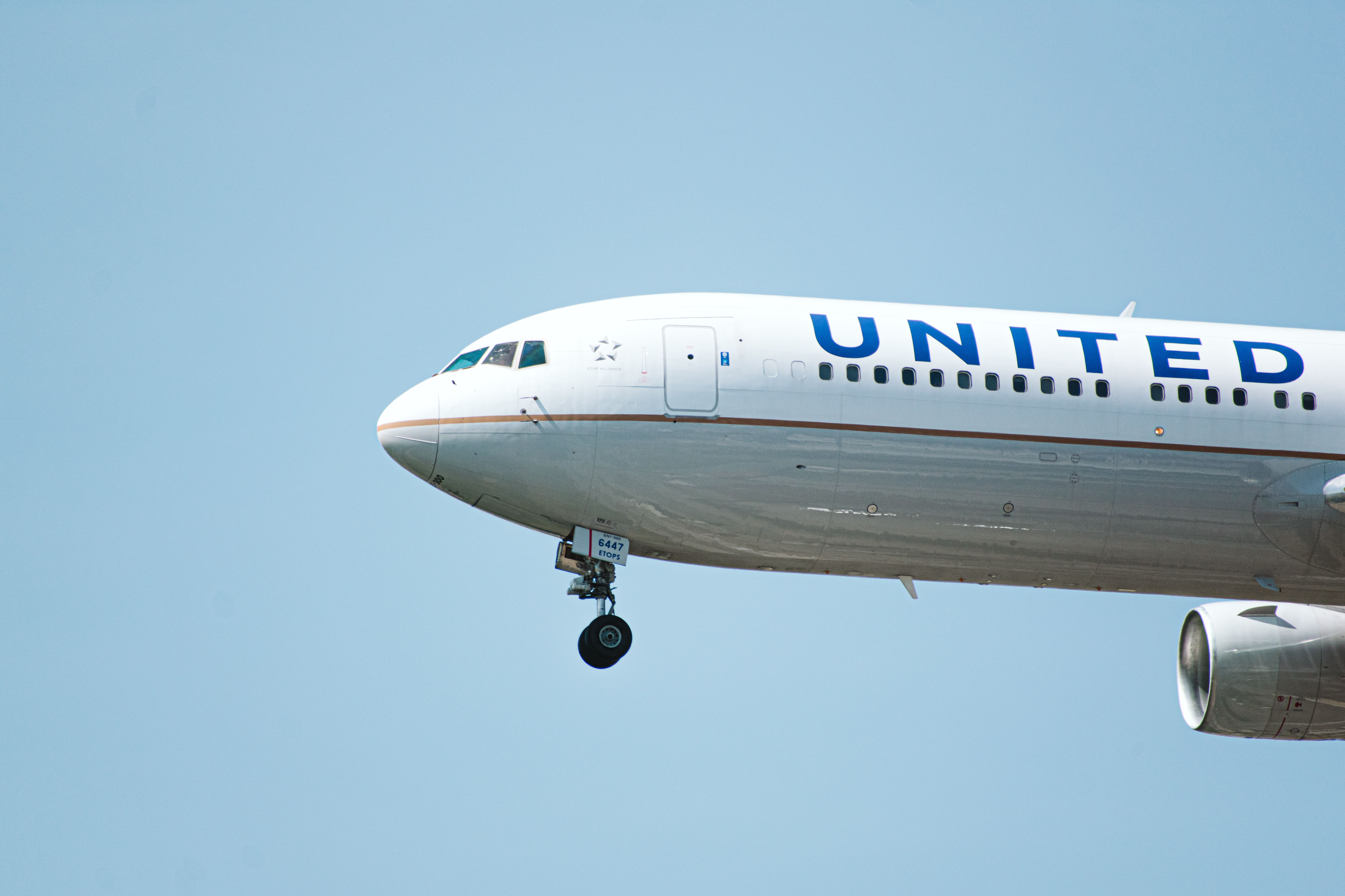 United Boeing 767-300 landing at GRU.