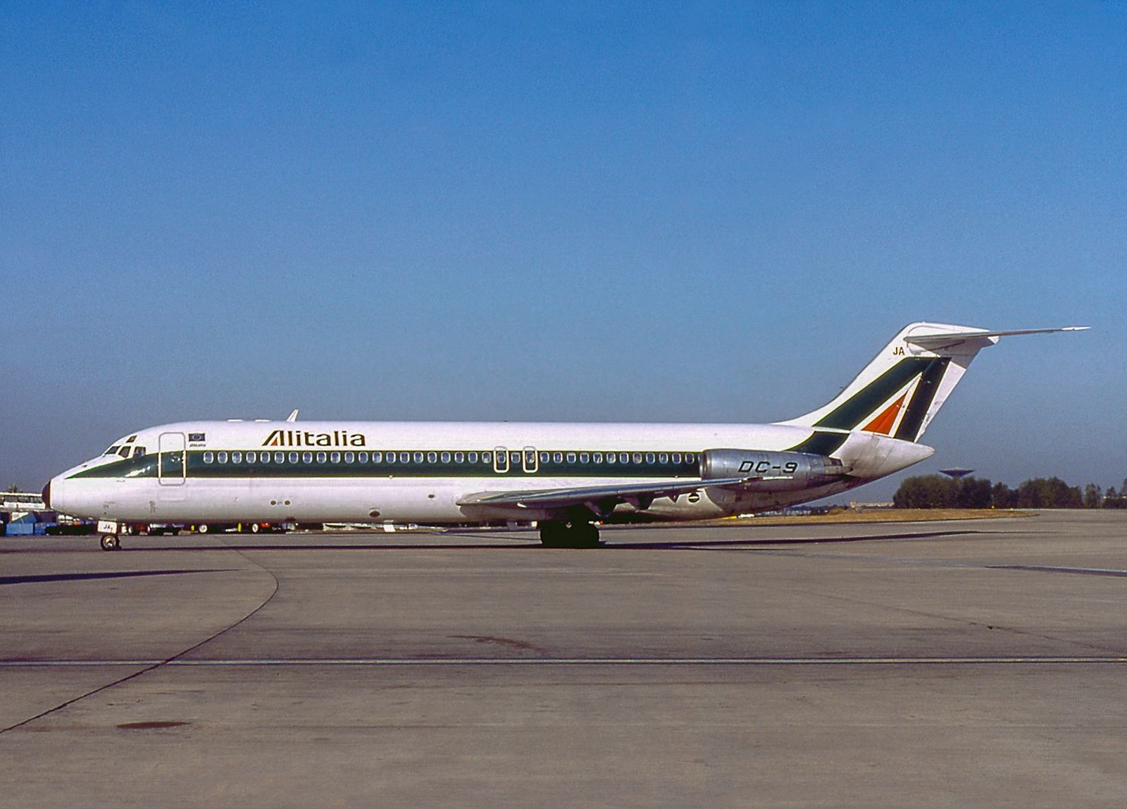 McDonnell_Douglas_DC-9-32,_Alitalia_AN0592514