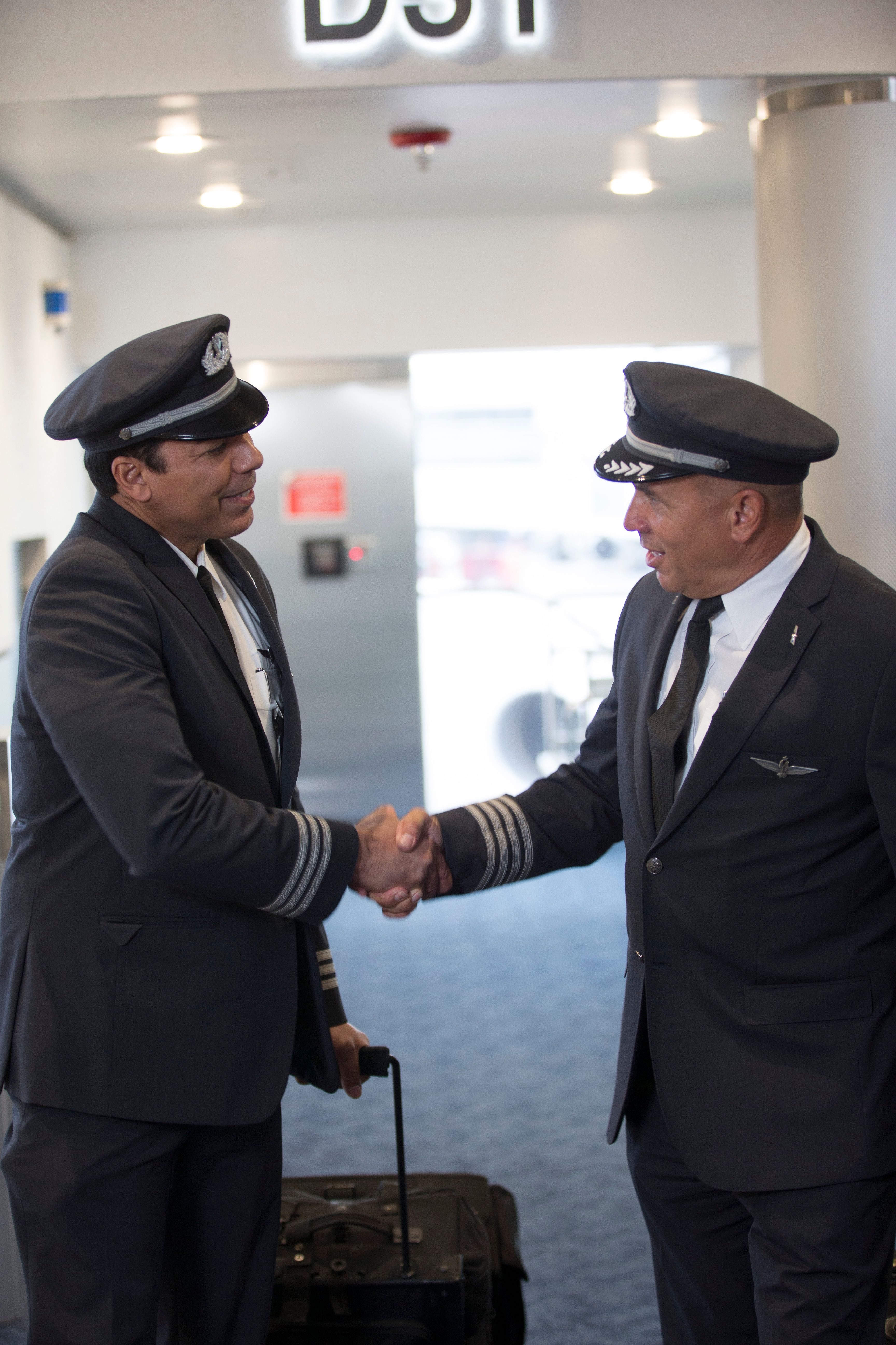 Pilots-pilots-shaking-hands-at-gate - American Airlines