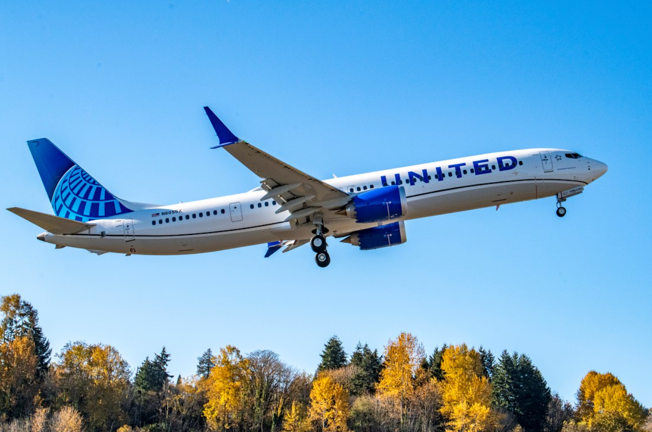 A United Airlines Boeing 737 MAX 10 flying in the sky.