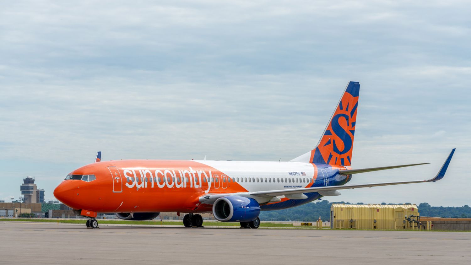 A Sun Country Airlines Boeing 737 rolling towards the runway.