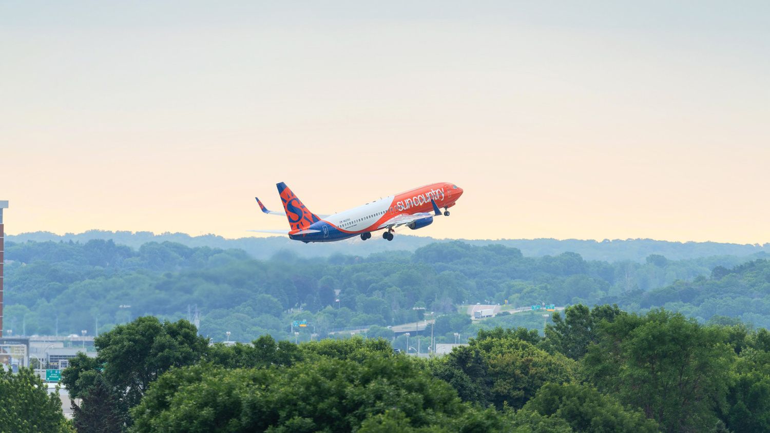 Sun-Country-Livery_05-1500x844 - Sun Country Airlines 737 taking off