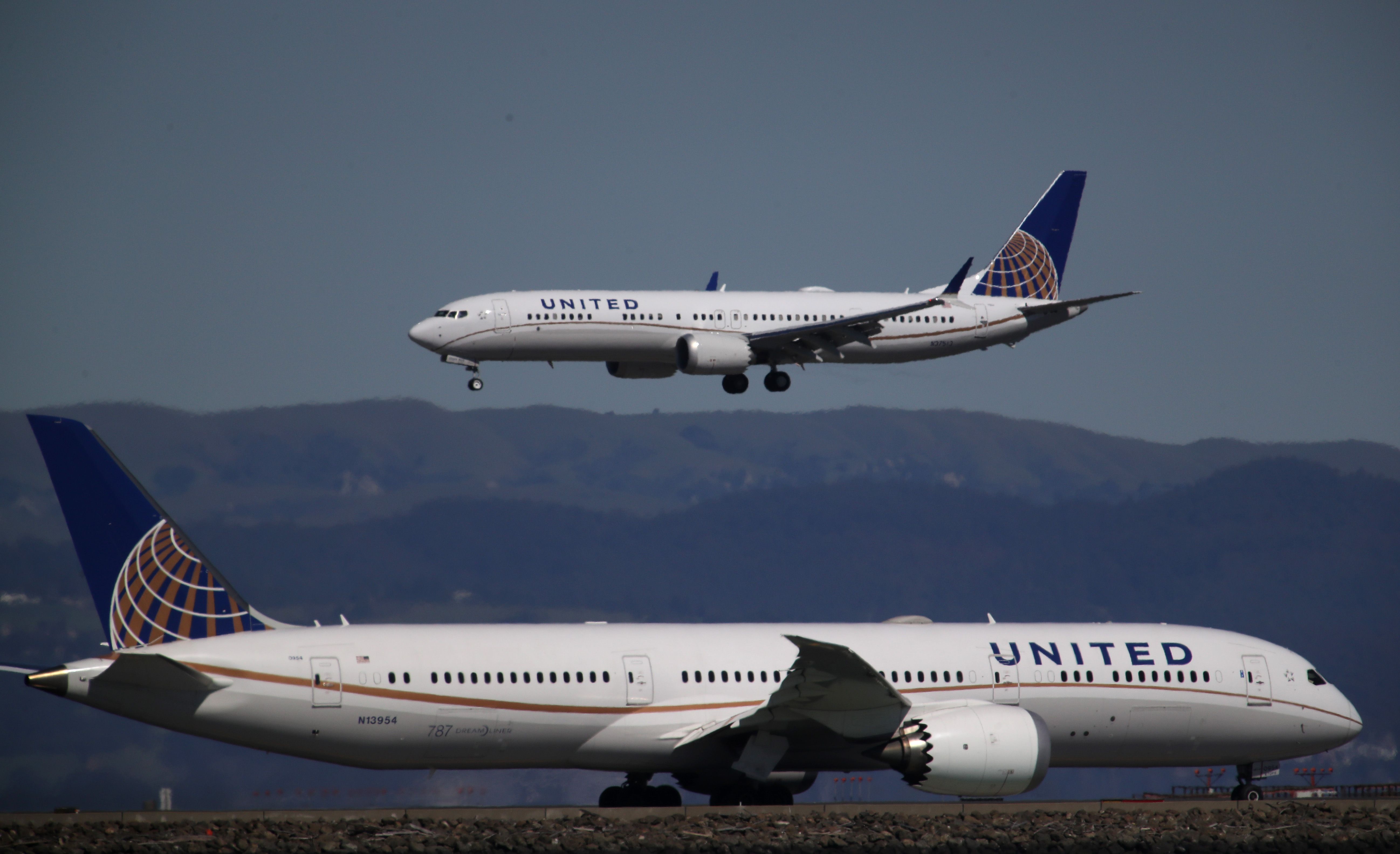 United Airlines 737 and 787