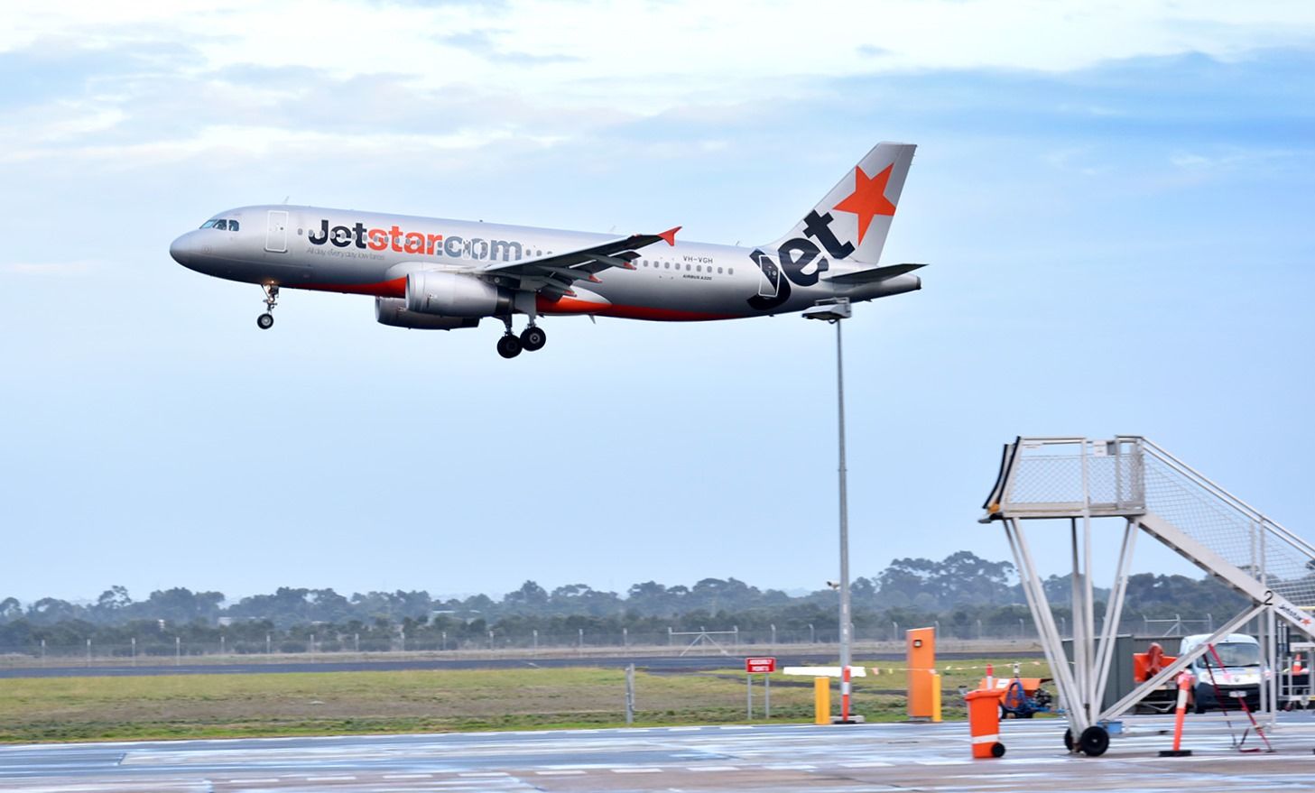 A Jetstar Airbus A320 taking off