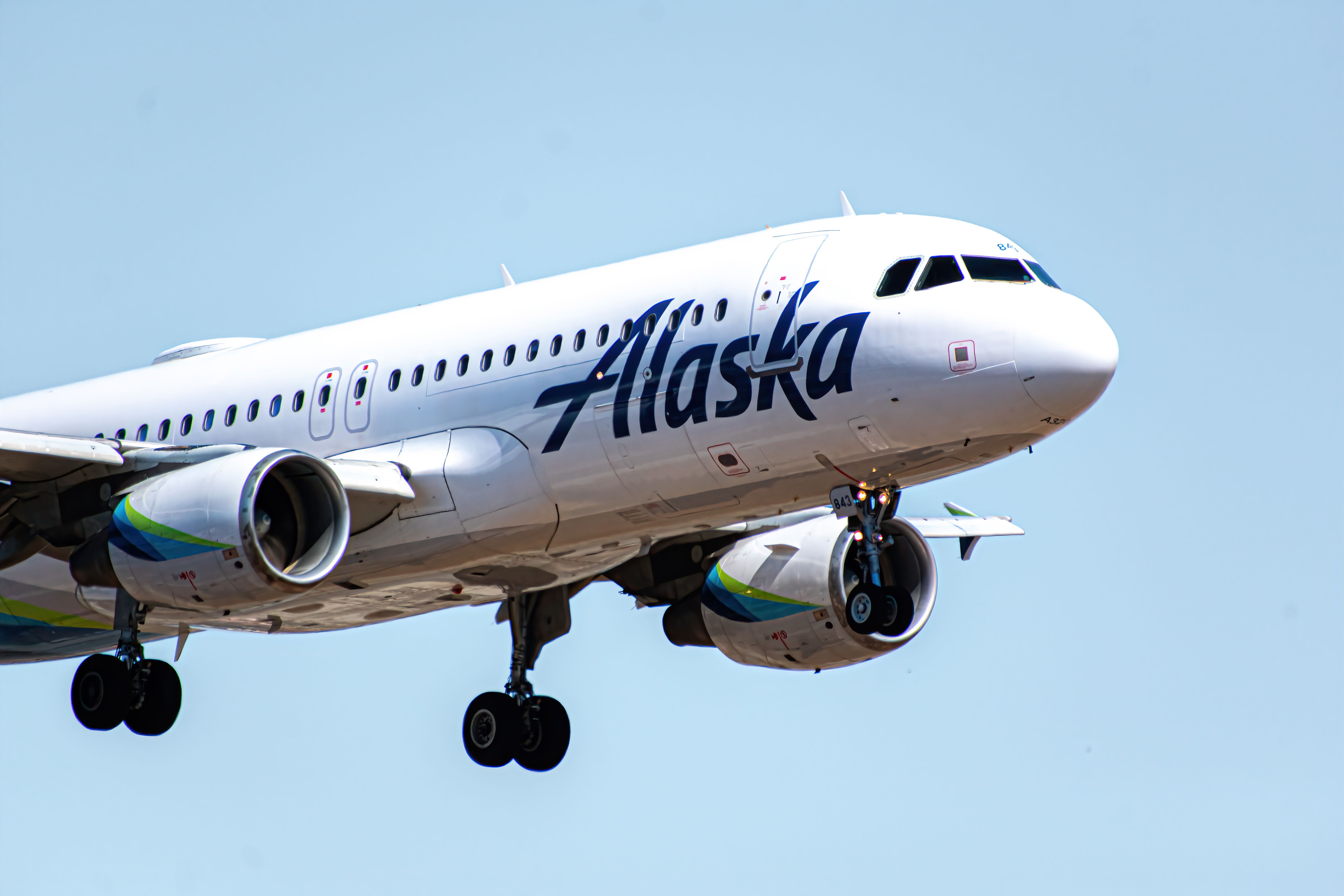 Alaska Airlines Airbus A320 landing at LAX