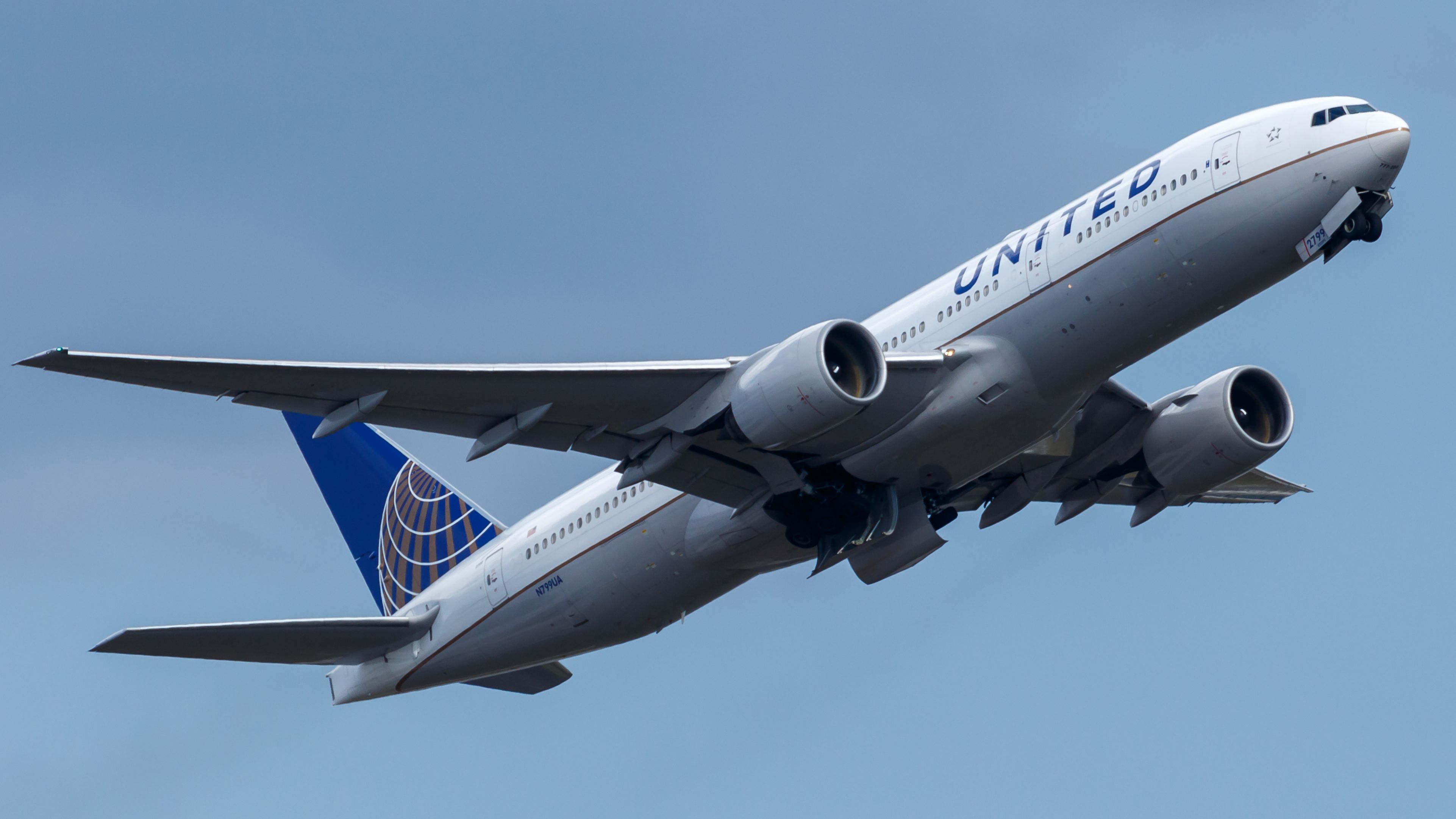 United_Airlines 777-200ER take off