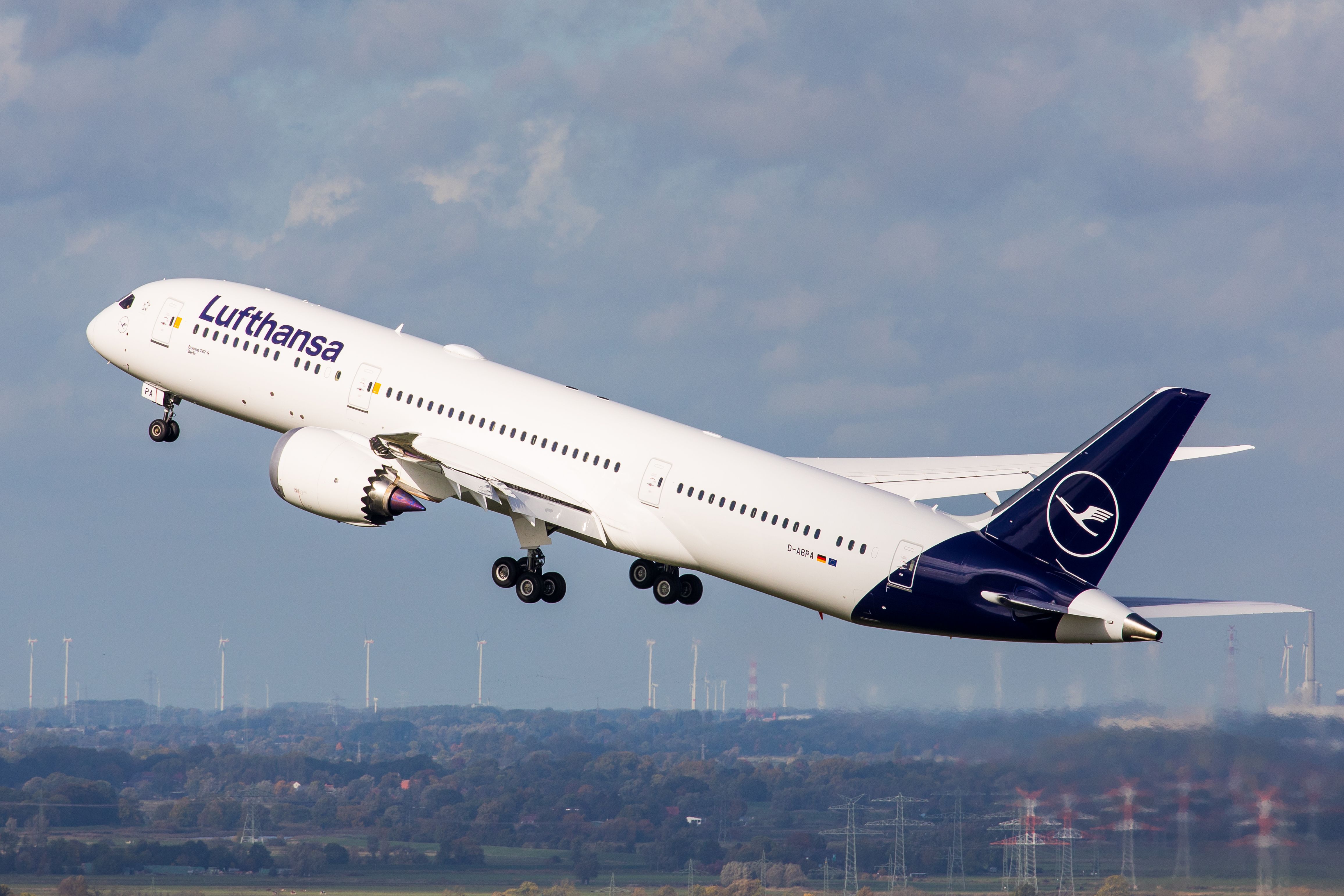 Lufthansa Boeing 787-9 Dreamliner taking off