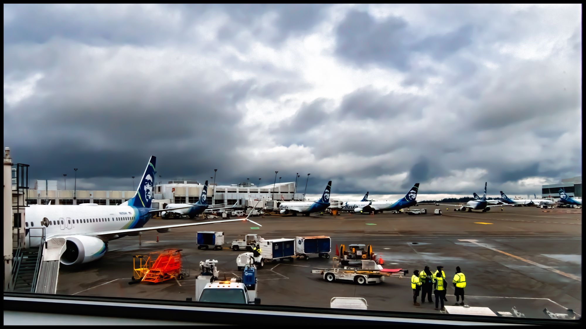 Alaska Airlines 737 MAX 9 With Unloading Gear and Crew