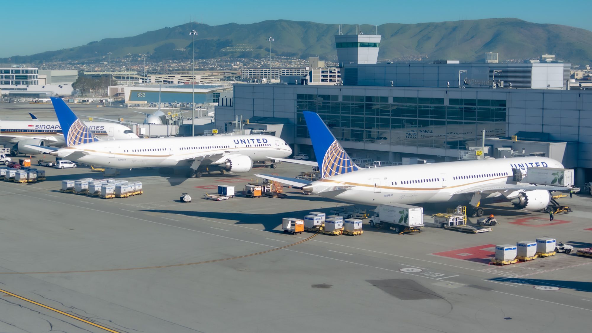 Two United 787s at SFO Gates