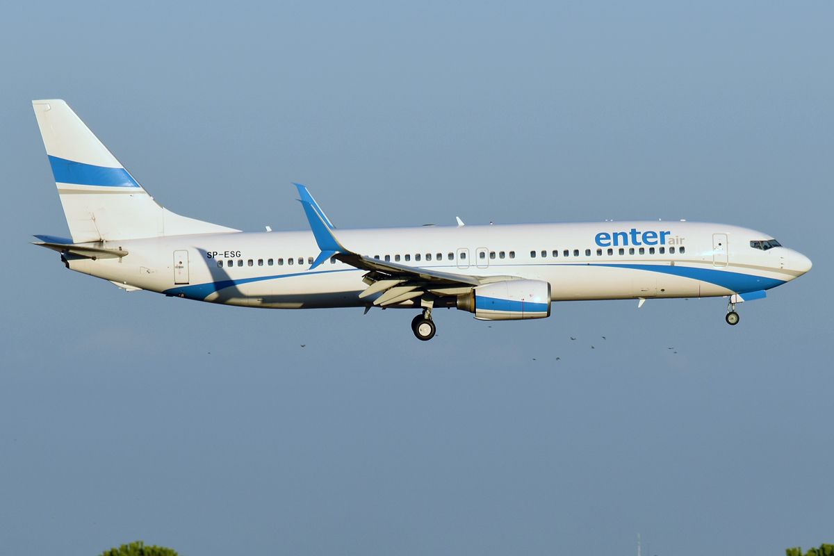 Enter Air Boeing 737