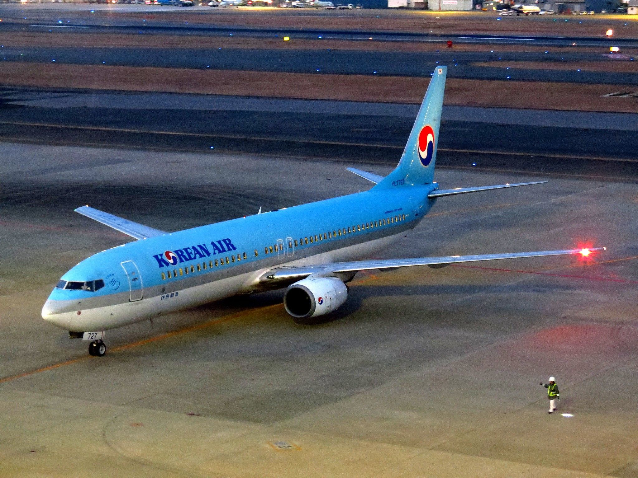 Korean Air Boeing 737-900