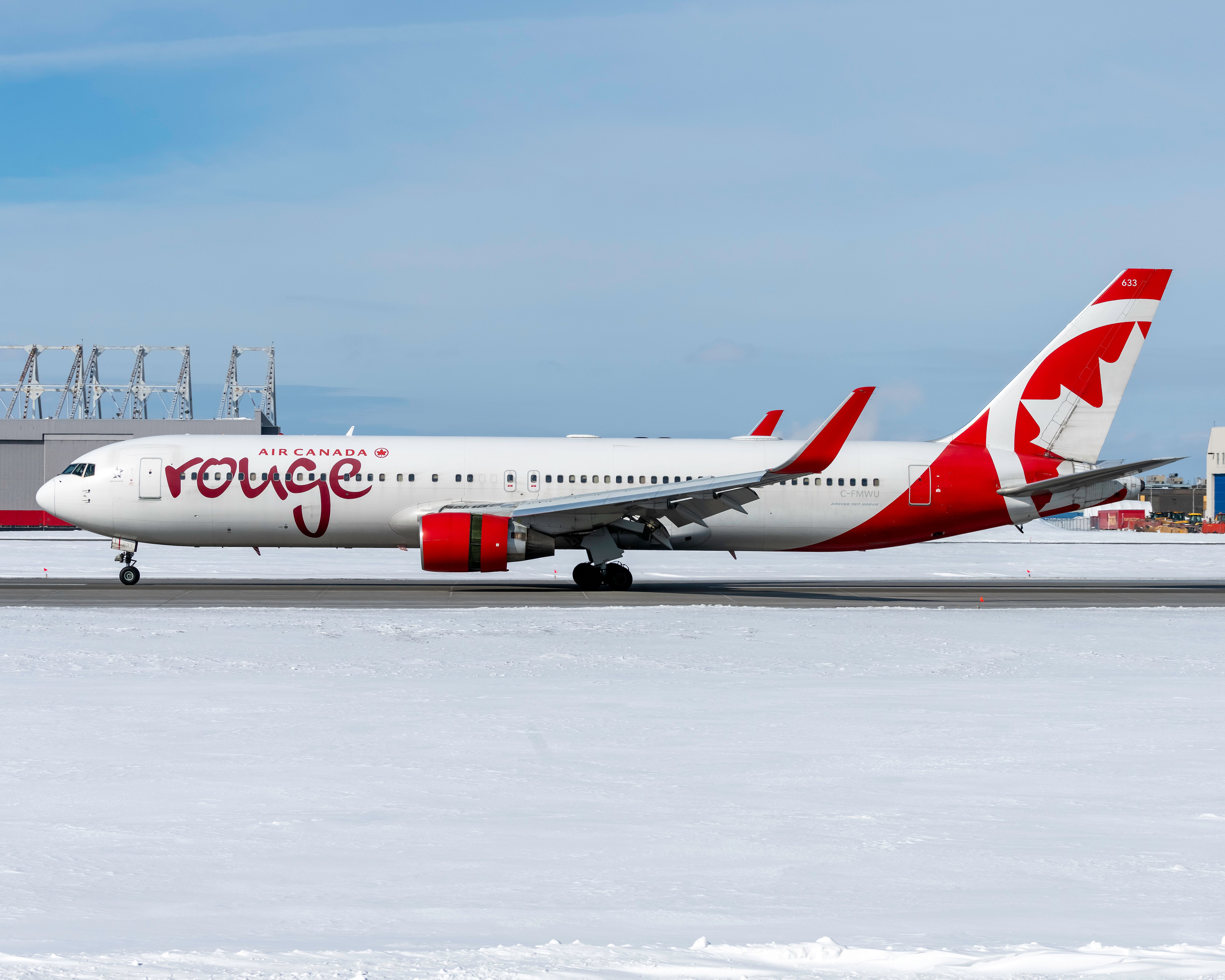 Air Canada Rouge Boeing 767-333(ER) C-FMWU (1)