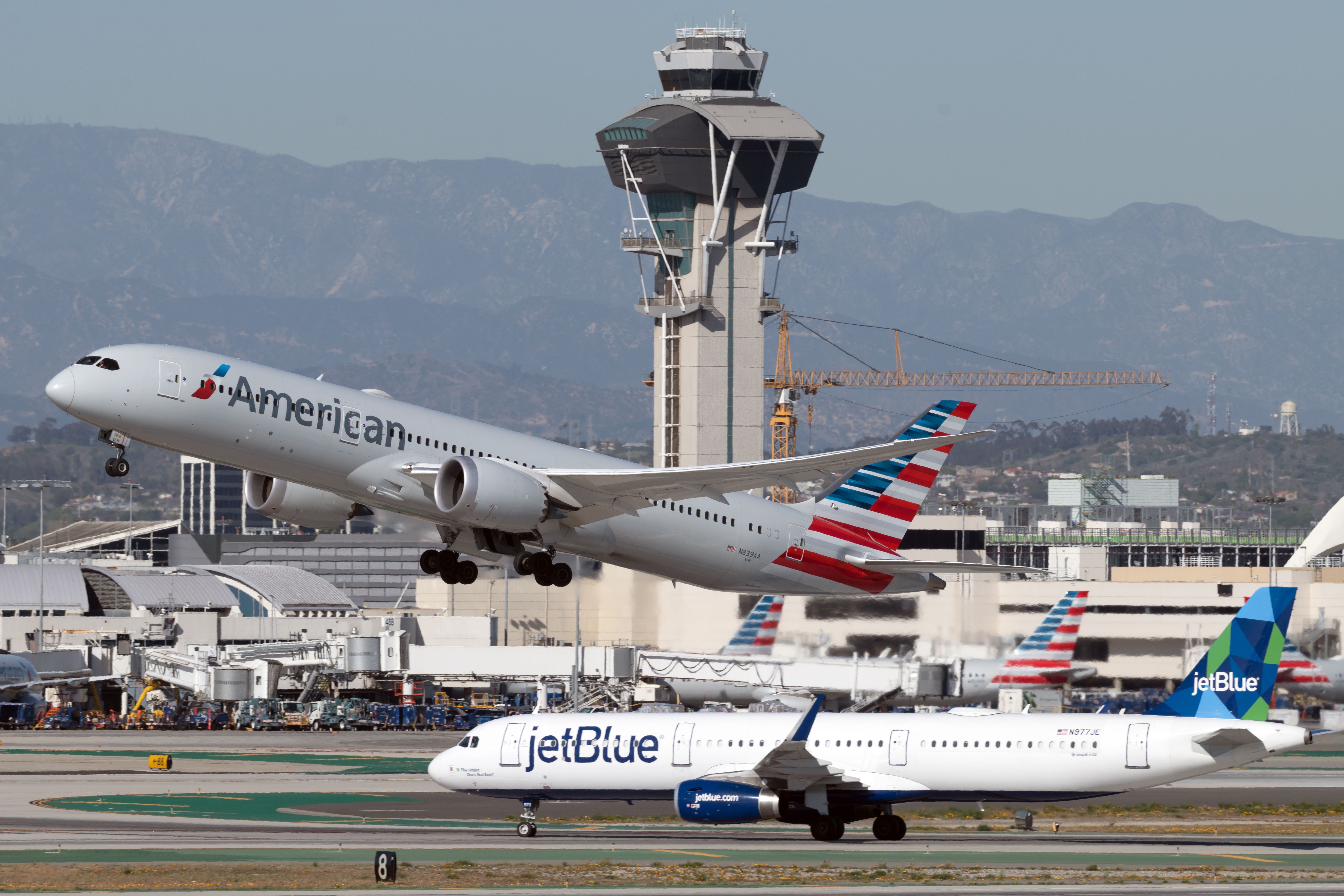 An American Airlines Boeing 787-9 Dreamliner just after take off.