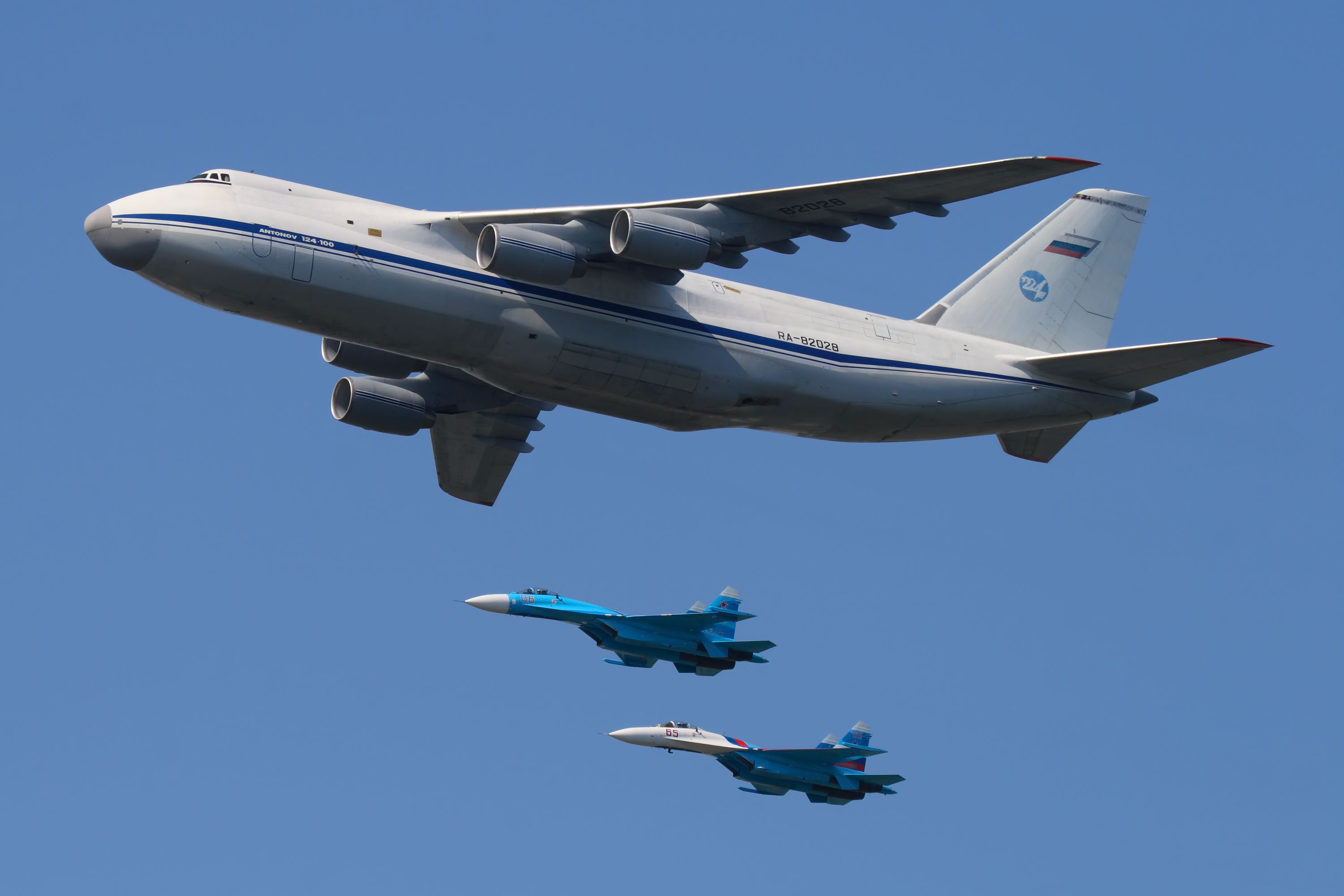 An-124_RA-82028_in_formation_with_Su-27_09-May-2010