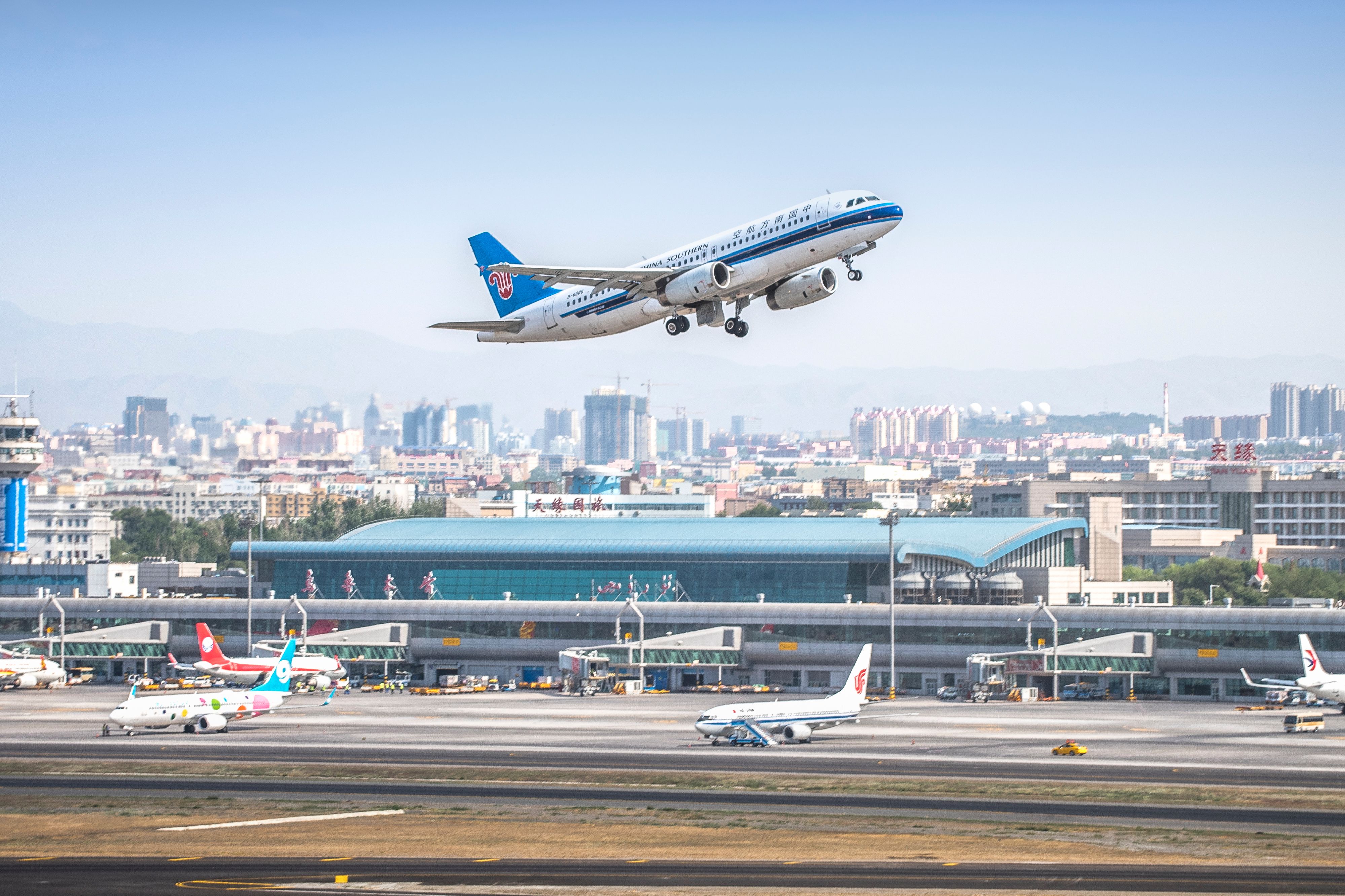 An China Southern Airlines Airbus A320 flight lands at Urumqi Diwopu International Airport.