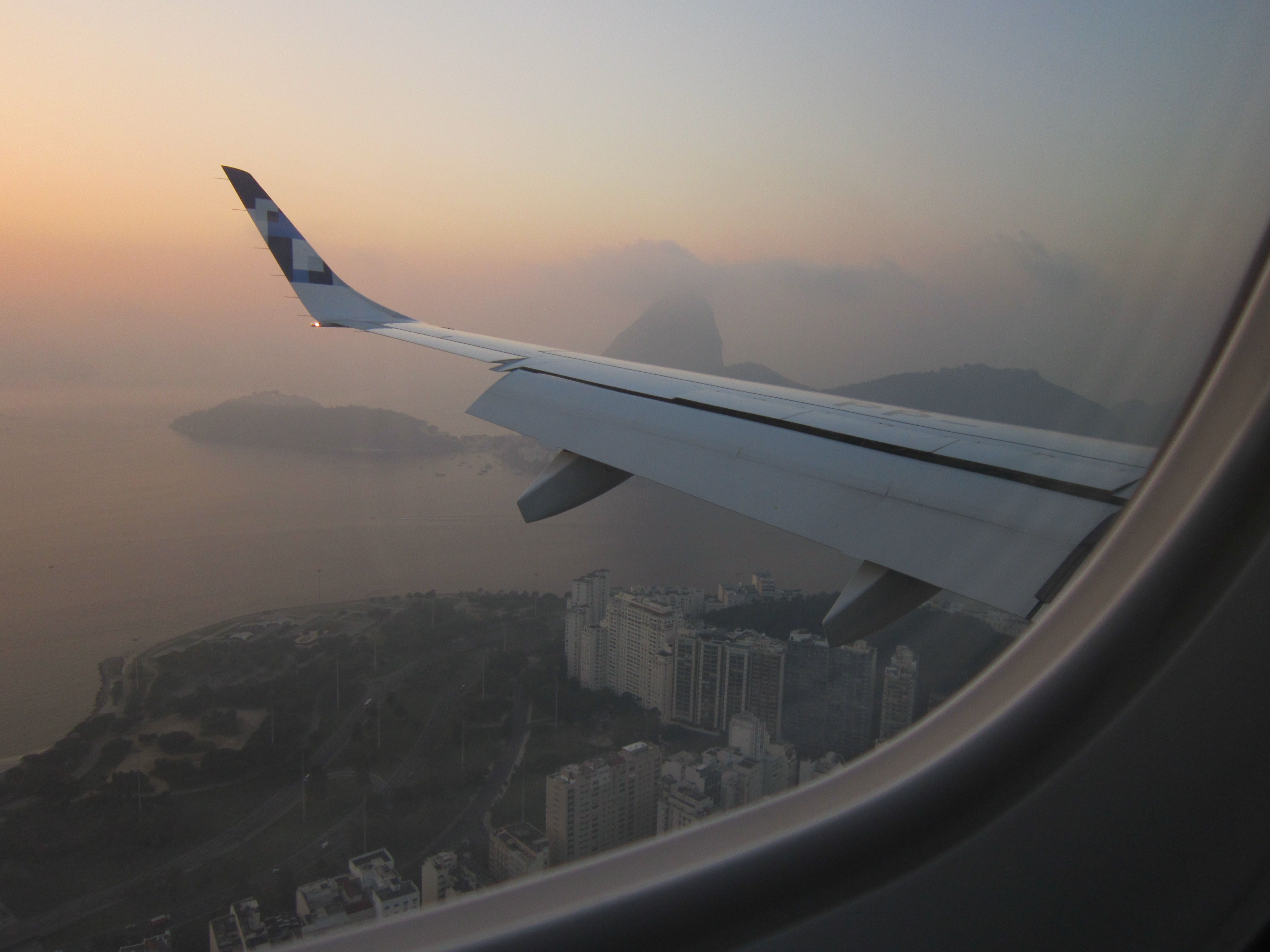 Embraer E175 from Trip Airlines over Rio de Janeiro