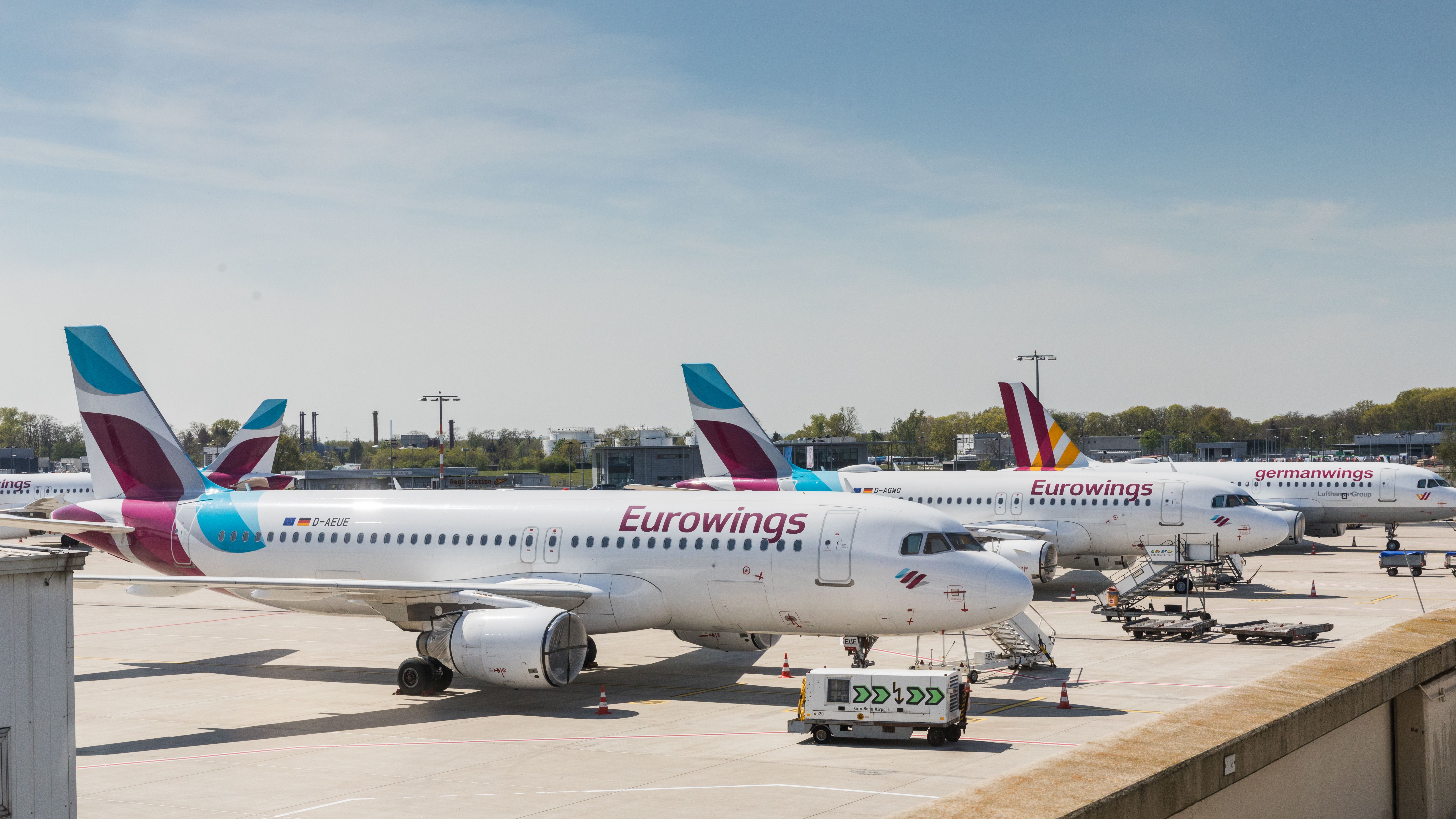 Eurowings_-_Airbus_A320_-_D-AEUE_and_Eurowings_-_Airbus_A319_-_D-AGWO_-_Cologne_Bonn_Airport