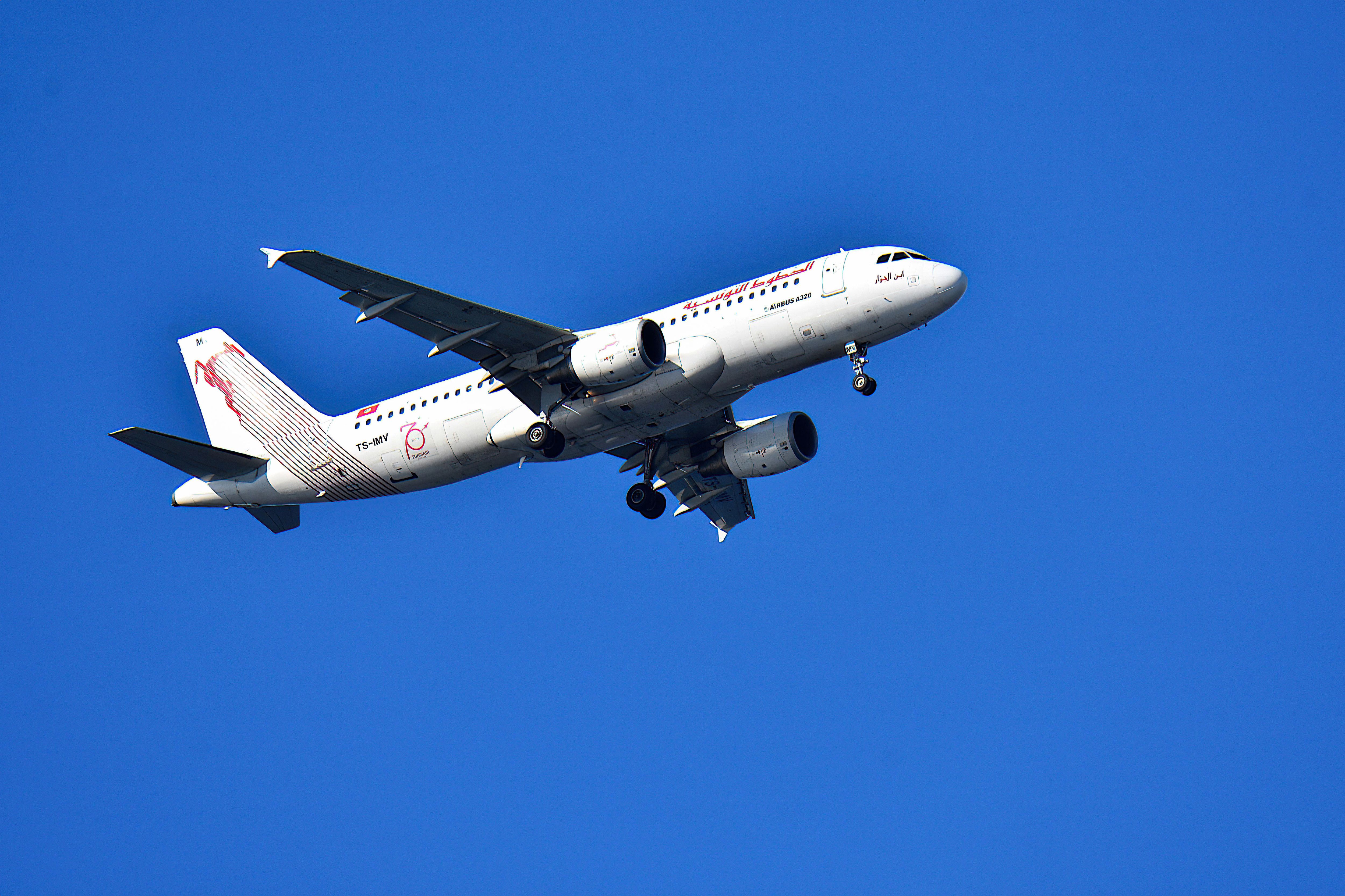 Tunisair Airbus A320-214 TS-IMV on approach to Marseille Airport