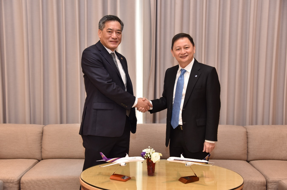 The CEOs of THAI Airways and Singapore Airlines shaking hands