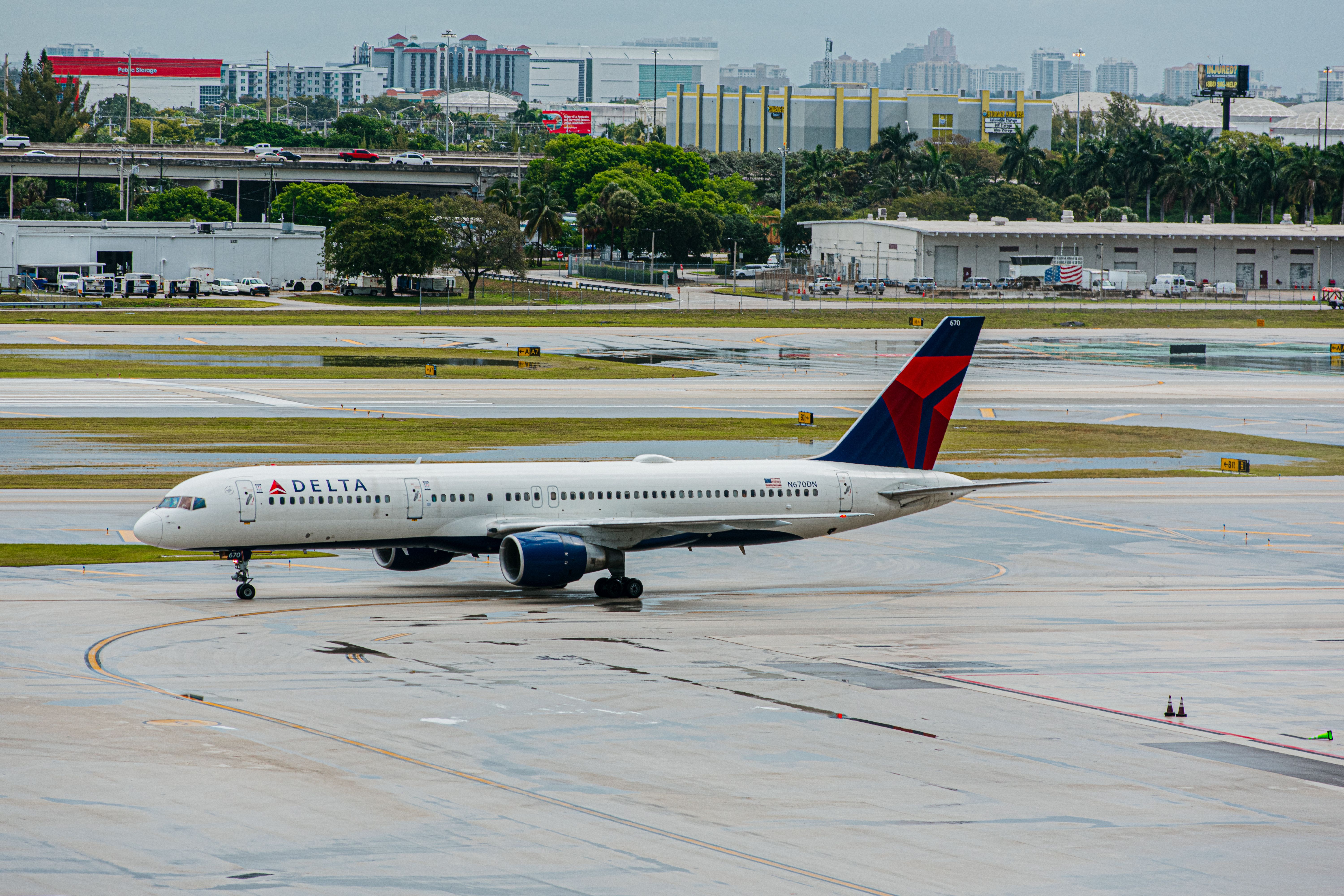 Delta Air Lines Boeing 757 taxiing FLL