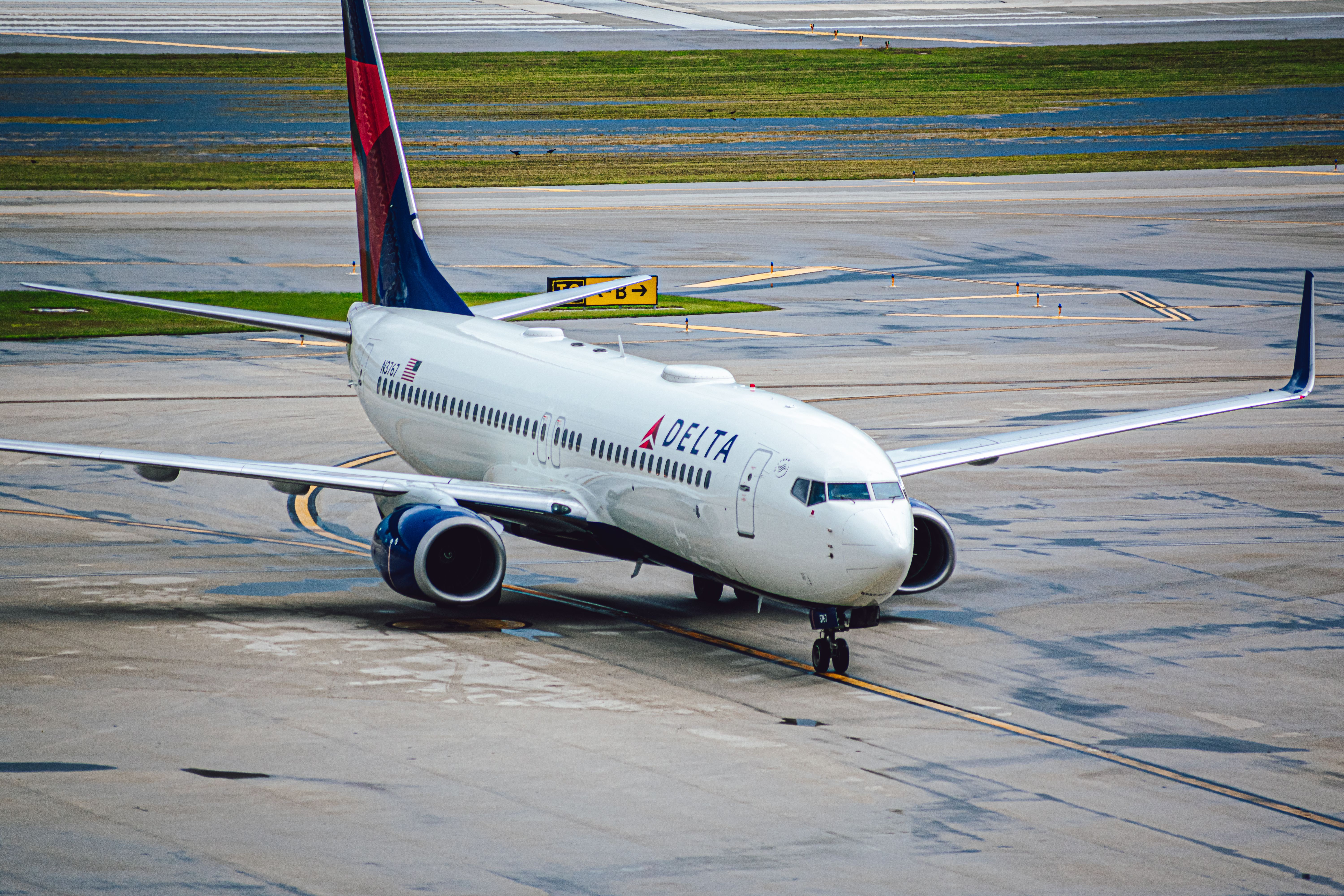 Delta Air Lines Boeing 737-800 taxiing at FLL
