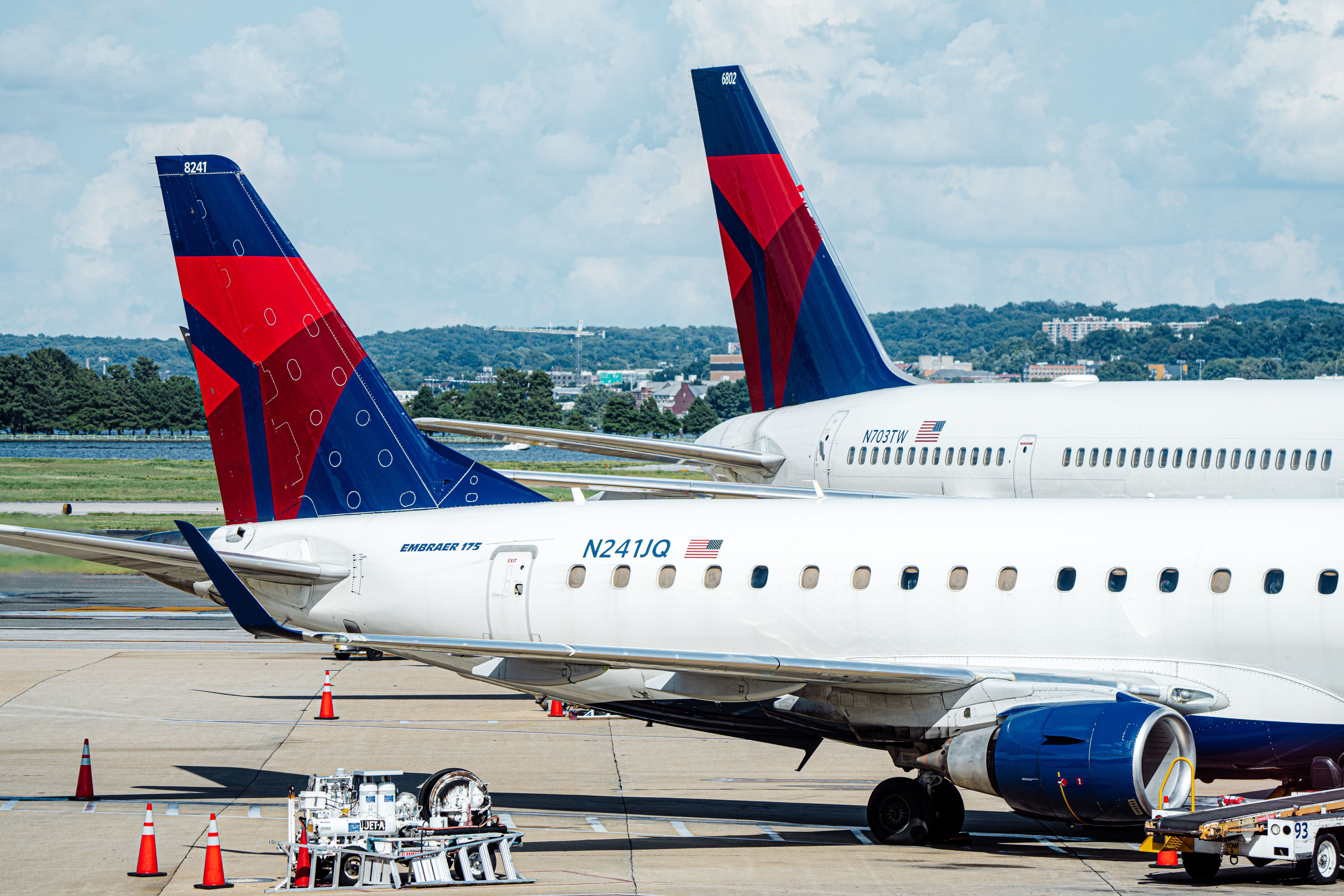 Delta Air Lines Embraer E175 DCA