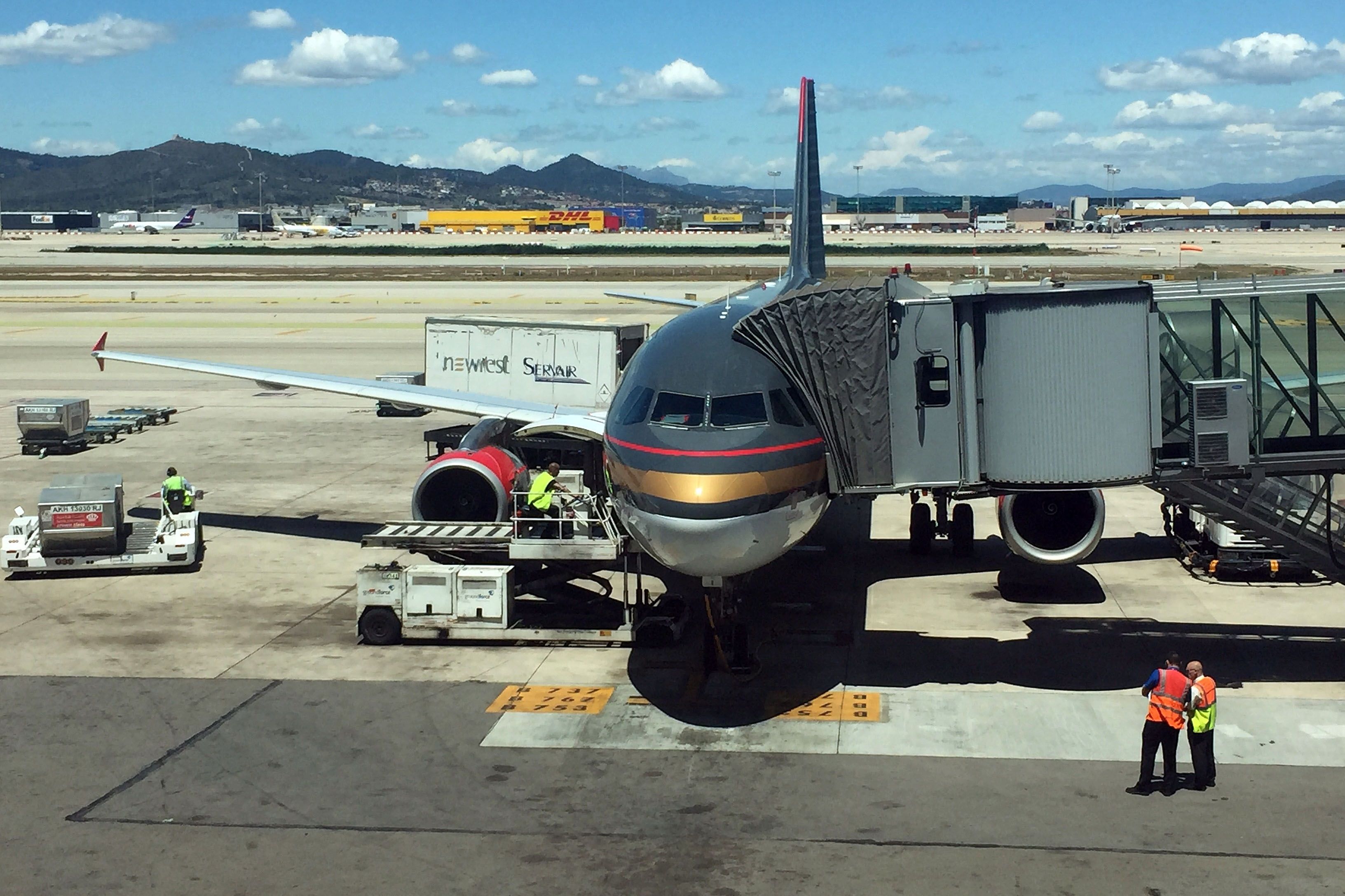 Royal Jordanian A320 being turned around