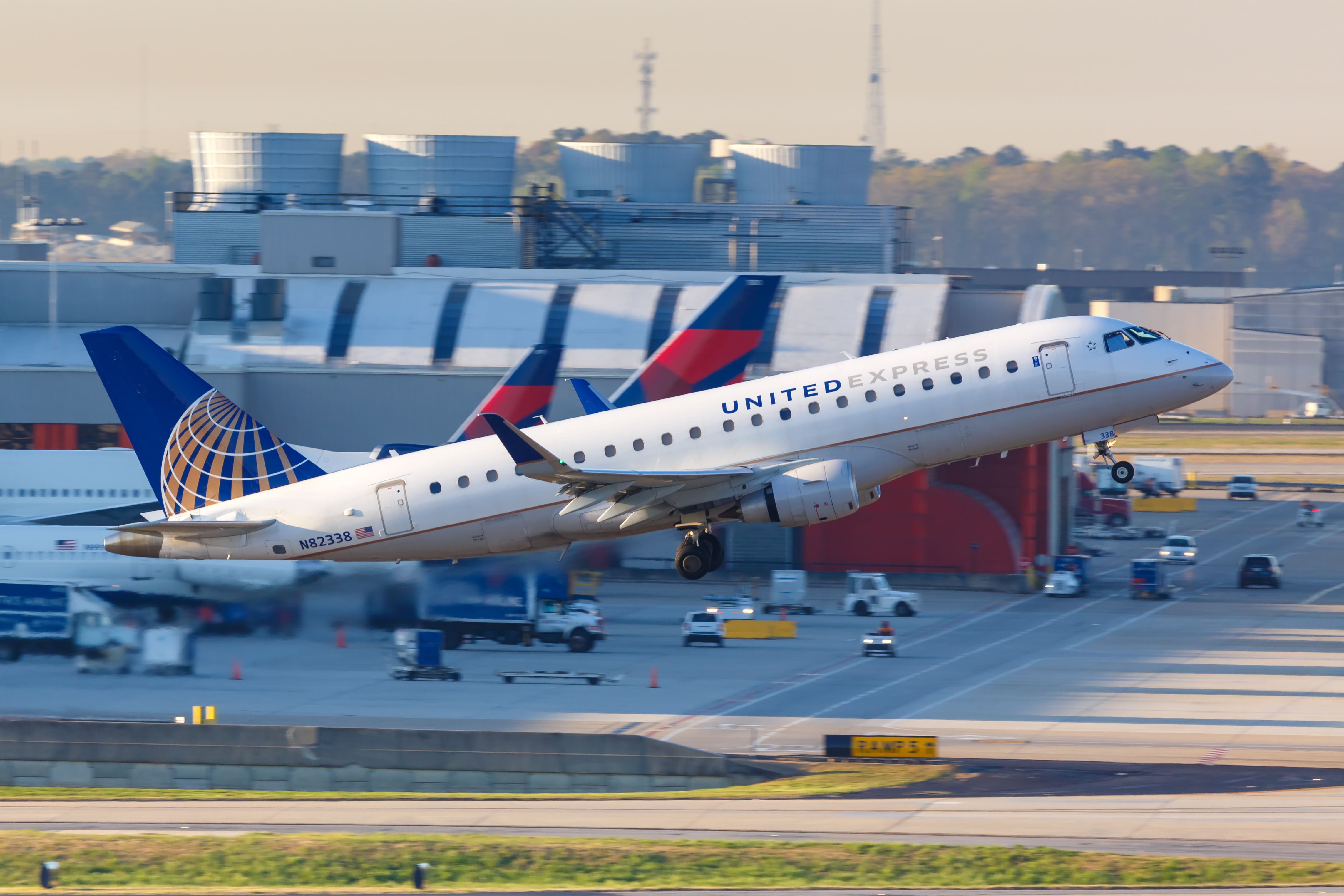 Mesa Airlines United E175