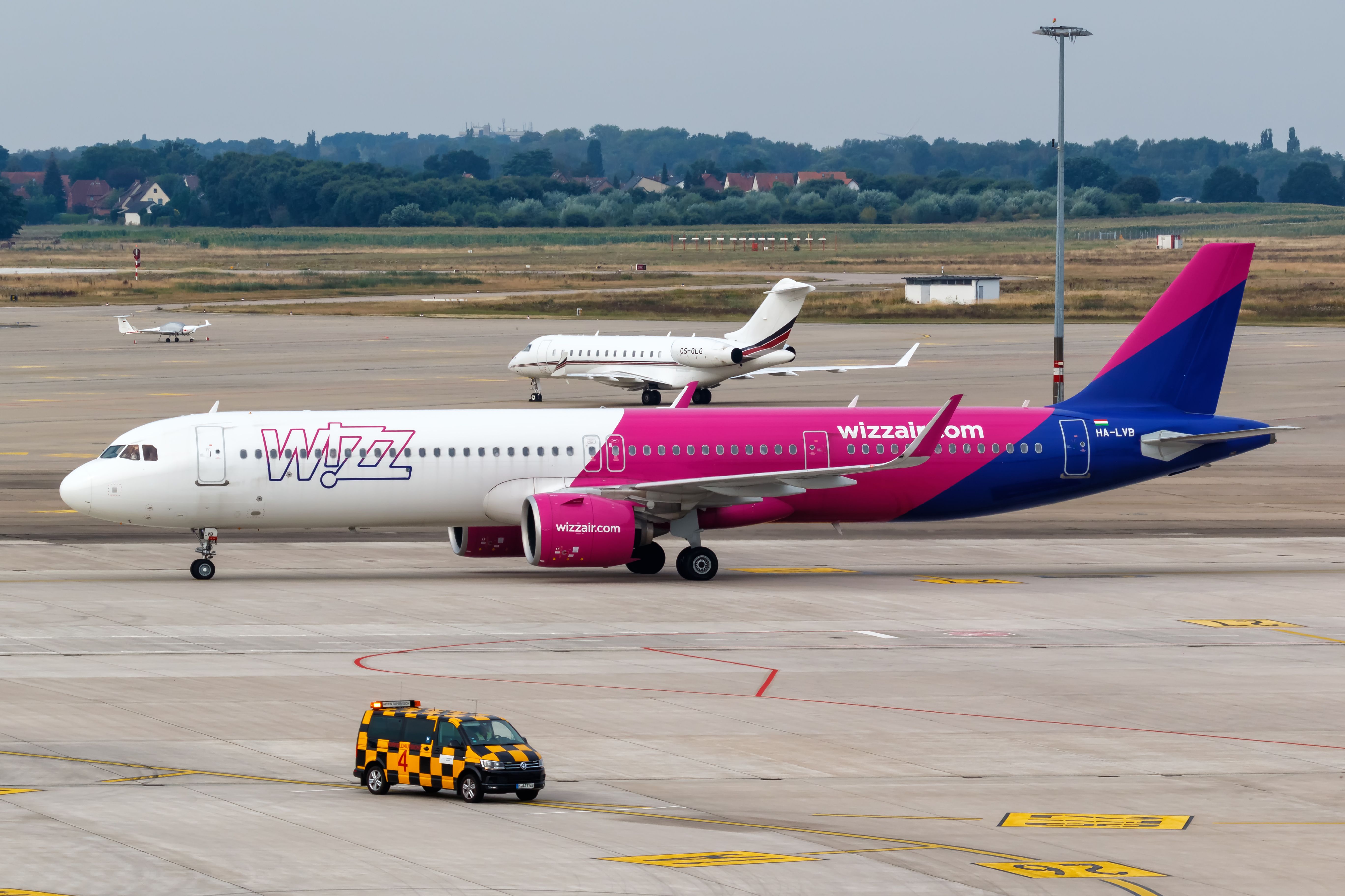 Wizz Air A321neo taxiing.